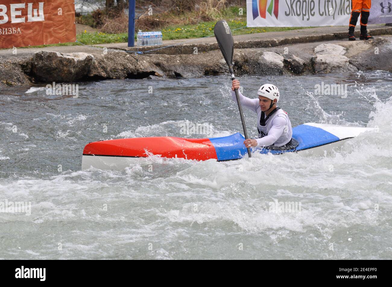 Skopje, Mazedonien, April 07,2018. Auf dem Fluss Treska wurde 50-th jährlichen Internationalen Ilinden Kanuslalom Wettbewerb – IKAS statt. Stockfoto