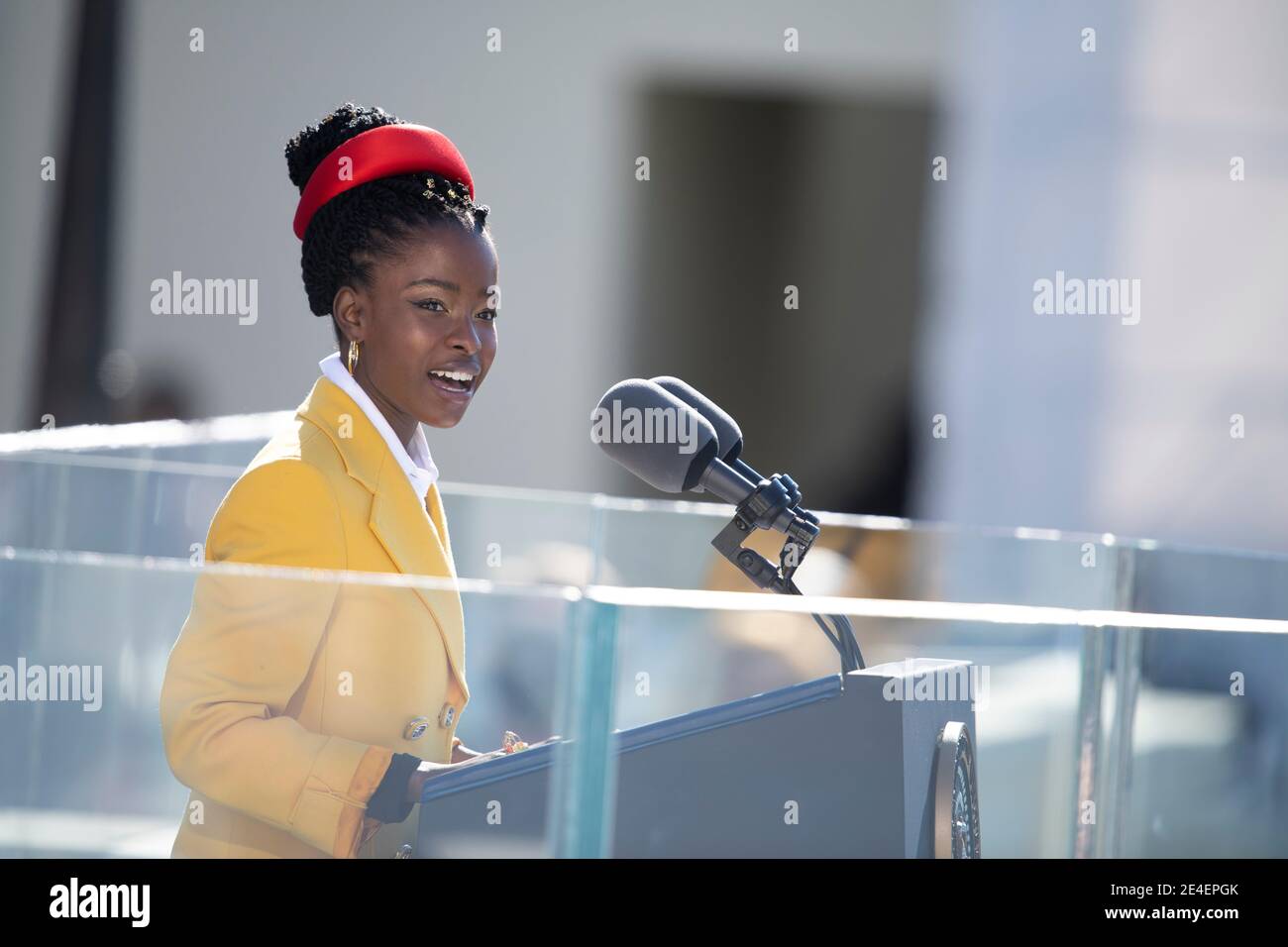 Washington, Vereinigte Staaten Von Amerika. Januar 2021. Amanda Gorman rezitiert ihr Eröffnungsgedicht; The Hill We Climb, während der 59. Presidential Inauguration Ceremony an der Westfront des US-Kapitols 20. Januar 2021 in Washington, DC Credit: Planetpix/Alamy Live News Stockfoto