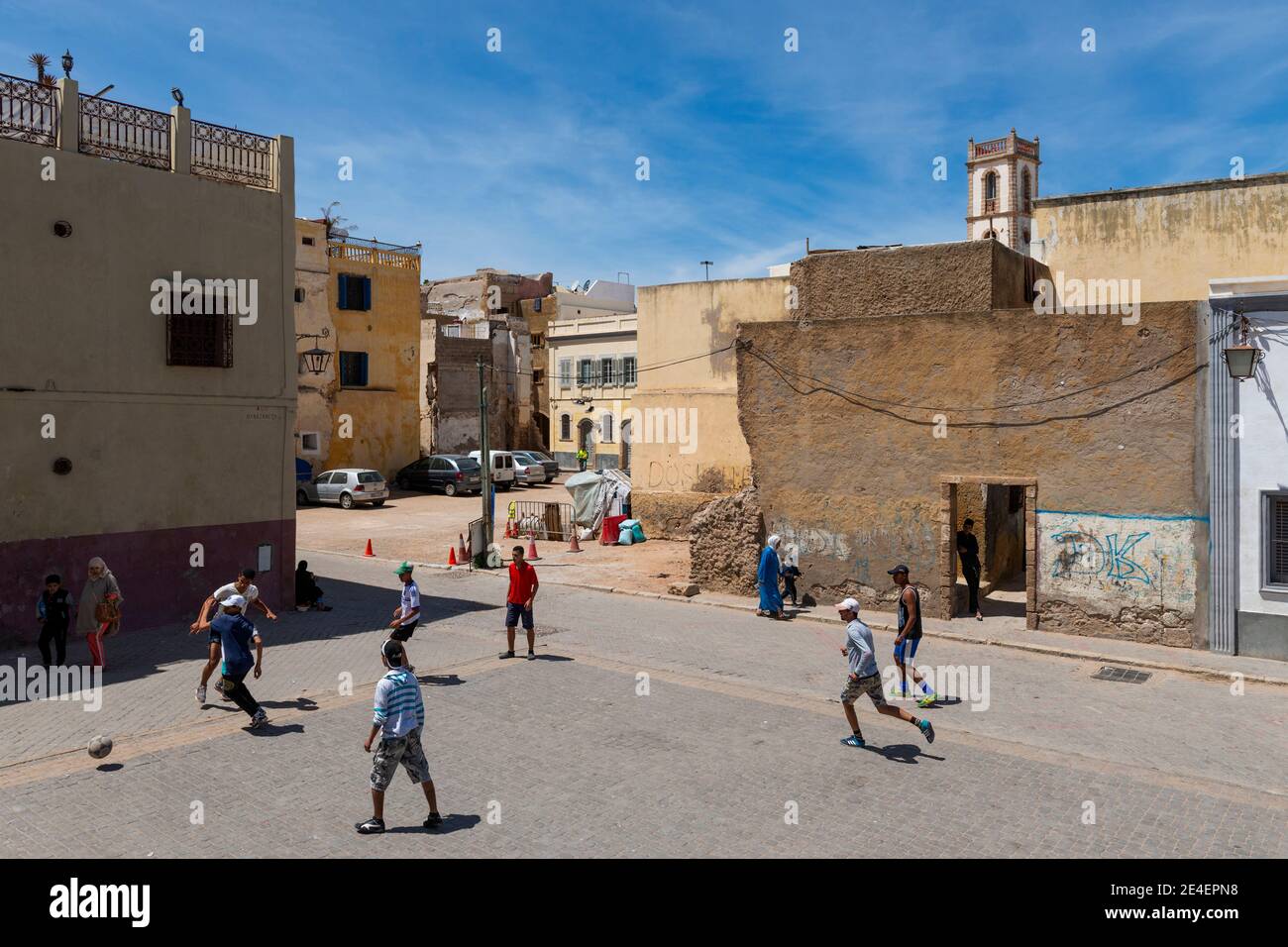 El Jadida, Marokko - 16. April 2016: Straßenszene in der Stadt El Jadida, mit jungen Jungen, die auf einem Platz auf dem alten Portugues Fußball spielen Stockfoto