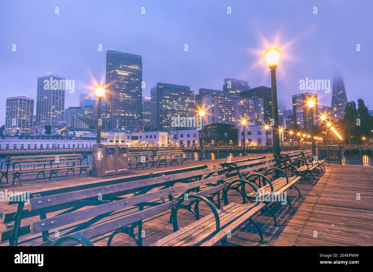 Pier 7 bei Einbruch der Dunkelheit, mit Blick auf die Innenstadt von San Francisco im Hintergrund, Kalifornien, USA. Stockfoto