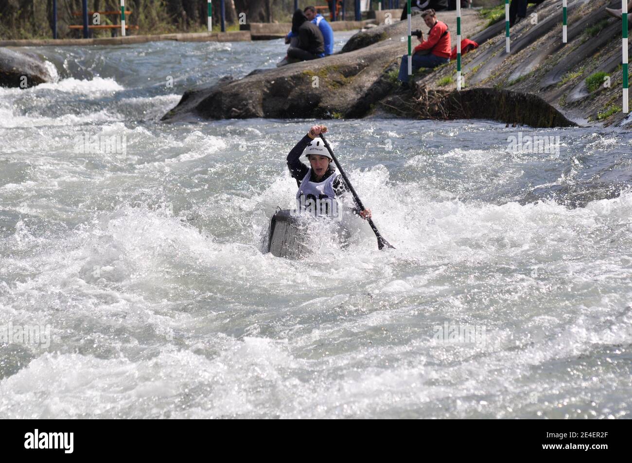Skopje, Mazedonien, April 07,2018. Auf dem Fluss Treska wurde 50-th jährlichen Internationalen Ilinden Kanuslalom Wettbewerb – IKAS statt. Stockfoto