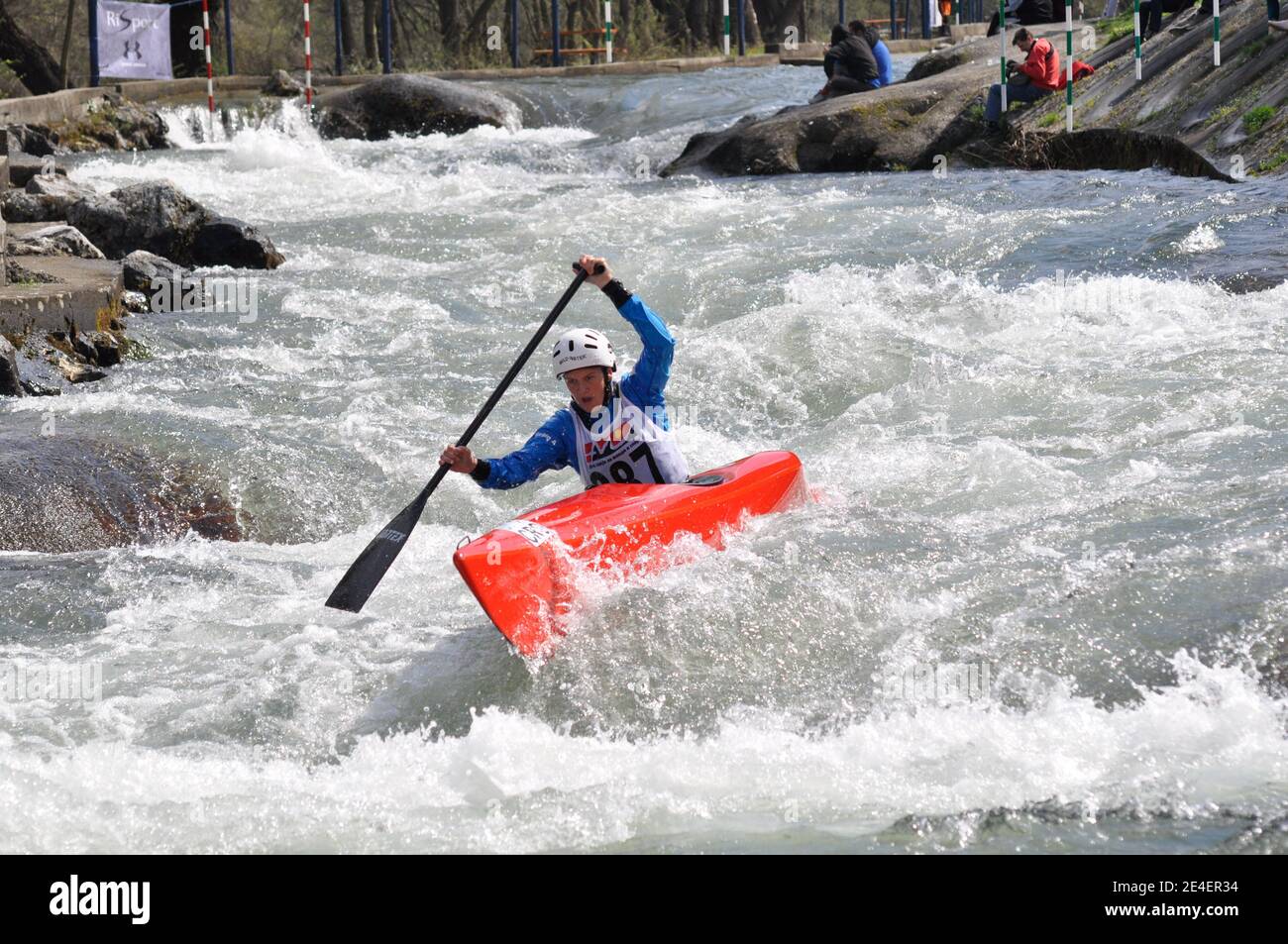 Skopje, Mazedonien, April 07,2018. Auf dem Fluss Treska wurde 50-th jährlichen Internationalen Ilinden Kanuslalom Wettbewerb – IKAS statt. Stockfoto