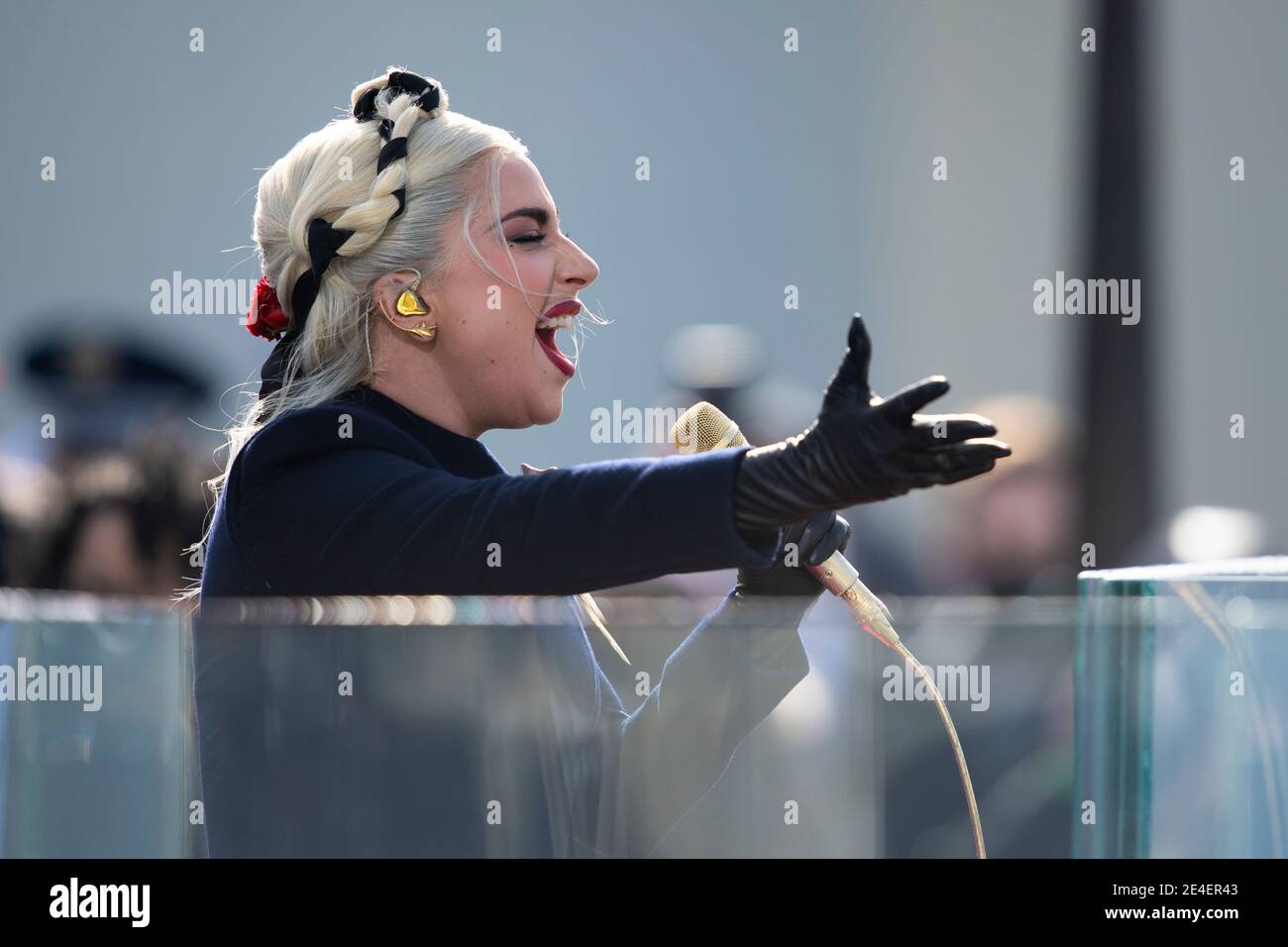 Washington, Vereinigte Staaten Von Amerika. Januar 2021. Musical-Superstar Lady Gaga singt eine Wiedergabe des Star-Spangled-Banners während der 59. Präsidentenfeierlichkeit an der Westfront des US-Kapitols 20. Januar 2021 in Washington, DC Credit: Planetpix/Alamy Live News Stockfoto