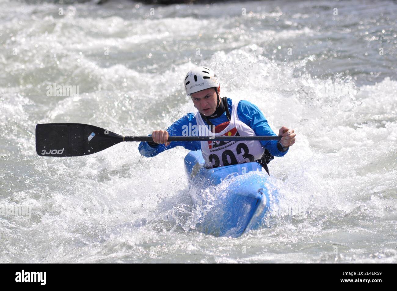 Skopje, Mazedonien, April 07,2018. Auf dem Fluss Treska wurde 50-th jährlichen Internationalen Ilinden Kanuslalom Wettbewerb – IKAS statt. Stockfoto