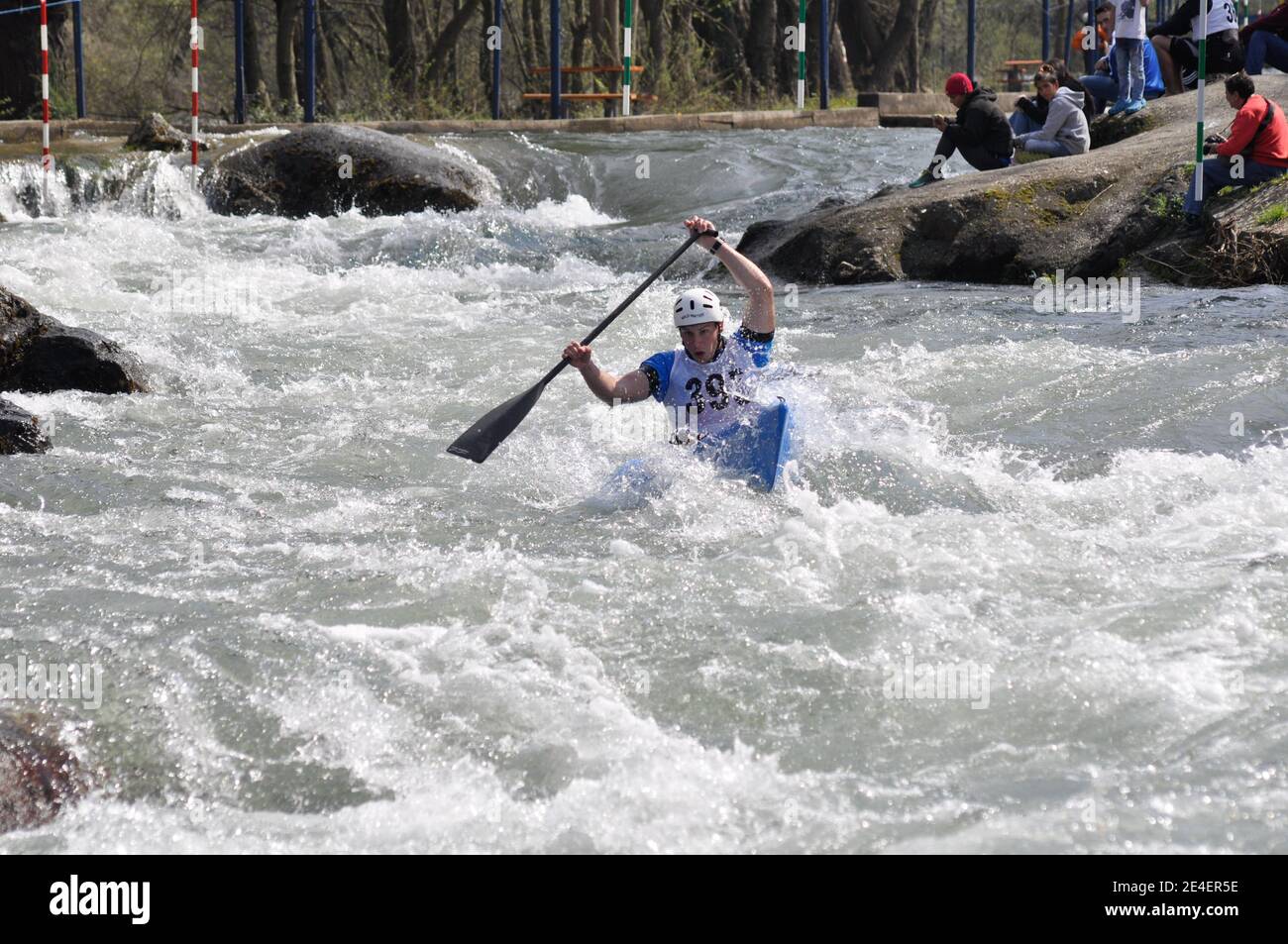 Skopje, Mazedonien, April 07,2018. Auf dem Fluss Treska wurde 50-th jährlichen Internationalen Ilinden Kanuslalom Wettbewerb – IKAS statt. Stockfoto