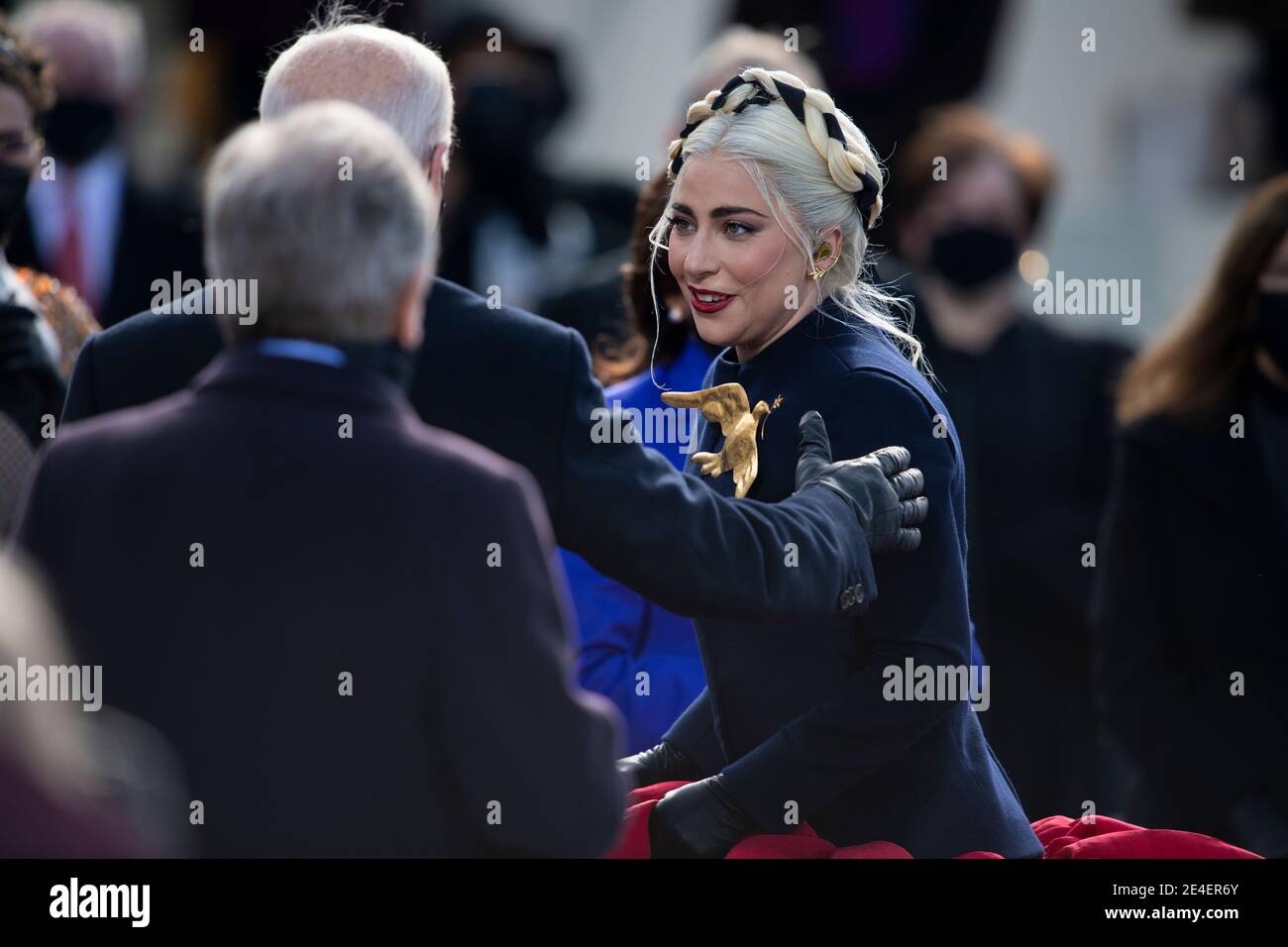 Washington, Vereinigte Staaten Von Amerika. Januar 2021. Der musikalischen Superstar Lady Gaga wird von Präsident oe Biden gedankt, nachdem sie während der 59. Einweihungszeremonie des Präsidenten an der Westfront des US-Kapitols eine Wiedergabe des sternenverspankelten Banners gesungen hat 20. Januar 2021 in Washington, DC Credit: Planetpix/Alamy Live News Stockfoto