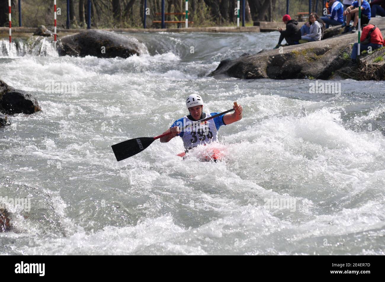 Skopje, Mazedonien, April 07,2018. Auf dem Fluss Treska wurde 50-th jährlichen Internationalen Ilinden Kanuslalom Wettbewerb – IKAS statt. Stockfoto