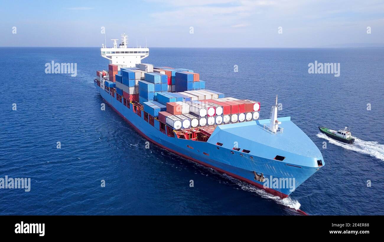 ULCV Containerschiff segelt auf offenem Wasser voll beladen mit Containern und Fracht. Großes Containerschiff auf See, beladen mit verschiedenen Containermarken. Stockfoto