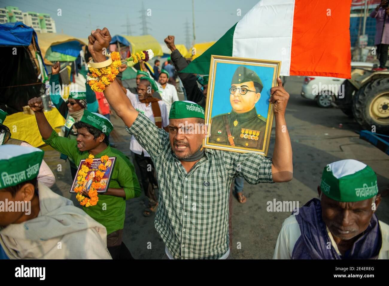 Ghaziabad, Indien. Januar 2021. Bauern aus Orissa nehmen an der Demonstration Teil.Bauern verschiedener Bundesstaaten marschierten auf der Straße, um die Bauern zu unterstützen, die gegen die neuen Agrargesetze der Zentralregierung protestieren. Kredit: SOPA Images Limited/Alamy Live Nachrichten Stockfoto