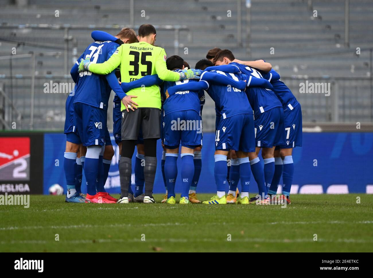 Karlsruhe, Deutschland. Januar 2021. Fußball: 2. Bundesliga, Karlsruher SC - 1. FC Heidenheim, Matchday 17 im Wildparkstadion. Die Karlsruher Mannschaft ist vor dem Start des Spiels zusammengekommen. Kredit: Uli Deck/dpa - WICHTIGER HINWEIS: Gemäß den Bestimmungen der DFL Deutsche Fußball Liga und/oder des DFB Deutscher Fußball-Bund ist es untersagt, im Stadion und/oder des Spiels aufgenommene Fotos in Form von Sequenzbildern und/oder videoähnlichen Fotoserien zu verwenden oder zu verwenden./dpa/Alamy Live News Stockfoto