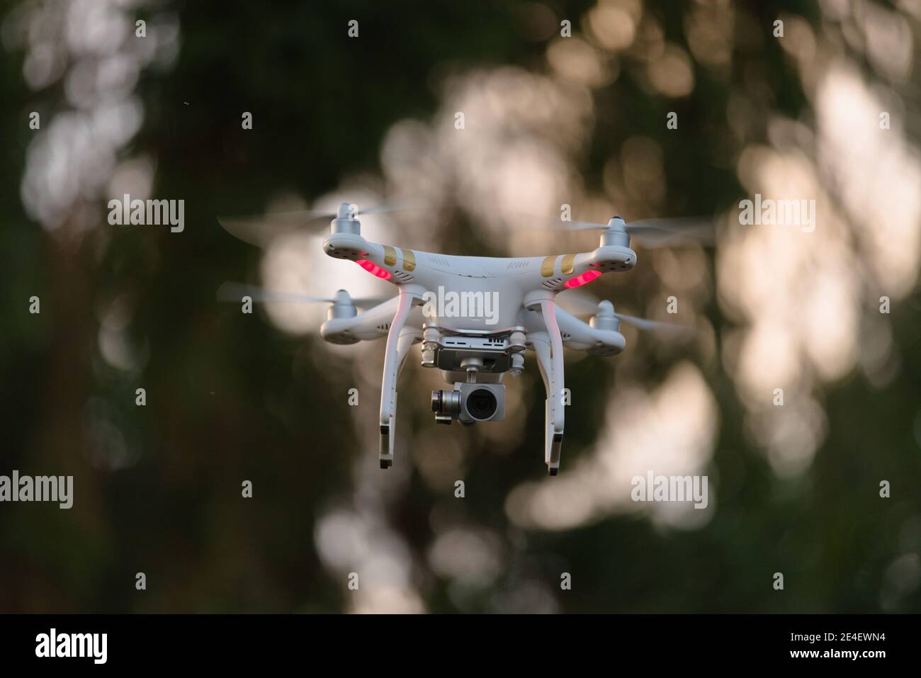 2 - Quad Rotor Drohne schwebt in der Luft für Videografie oder Fotografie. Kommerziell erhältliche Fernsteuerungsflugzeuge mit Gimbal-Stabilisierung Stockfoto