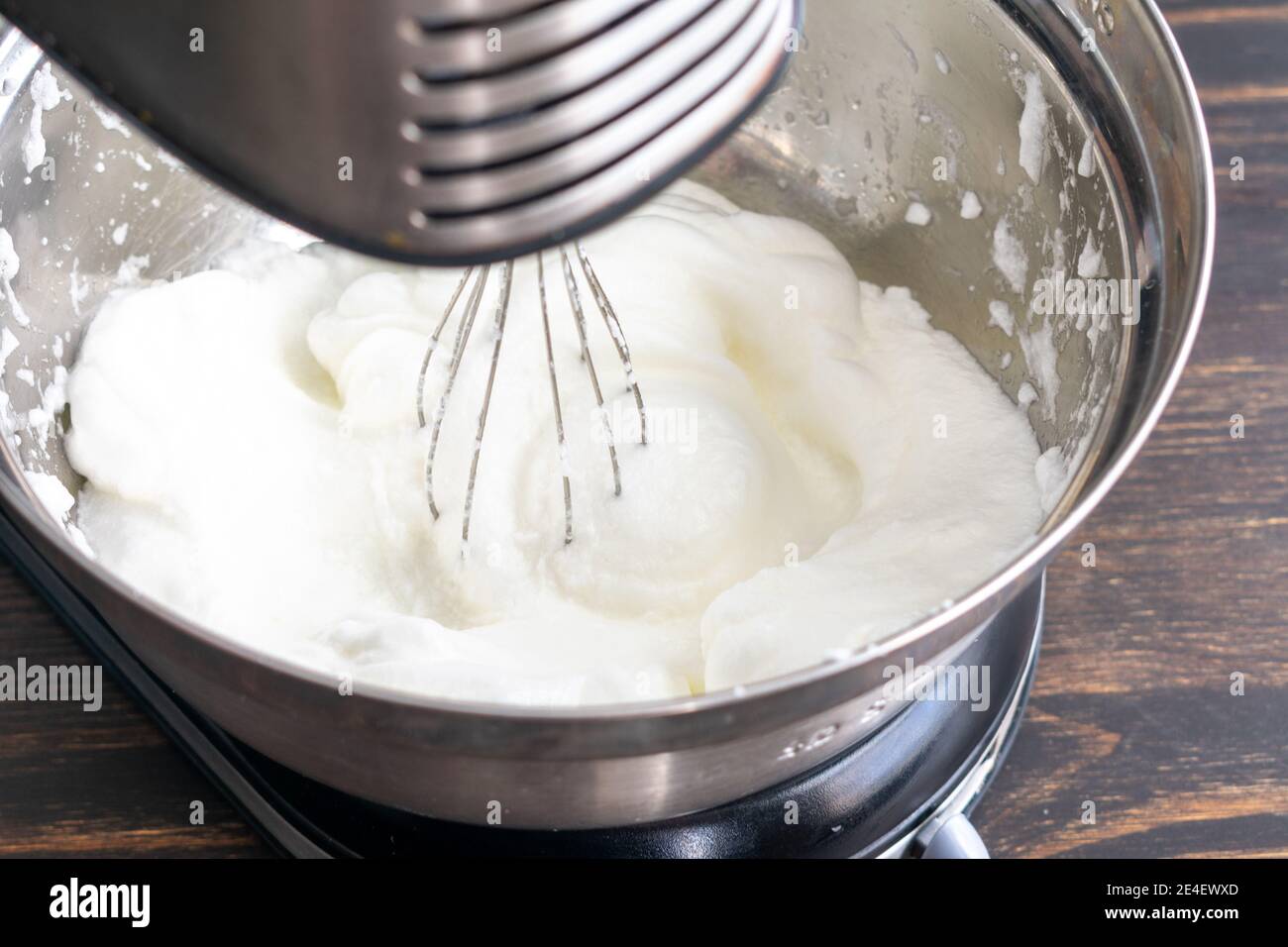 Whisking Egg Whites to make Meringue: Eiweiß, das in einem Standmixer geschlagen wurde, bis sie steife Spitzen bilden Stockfoto