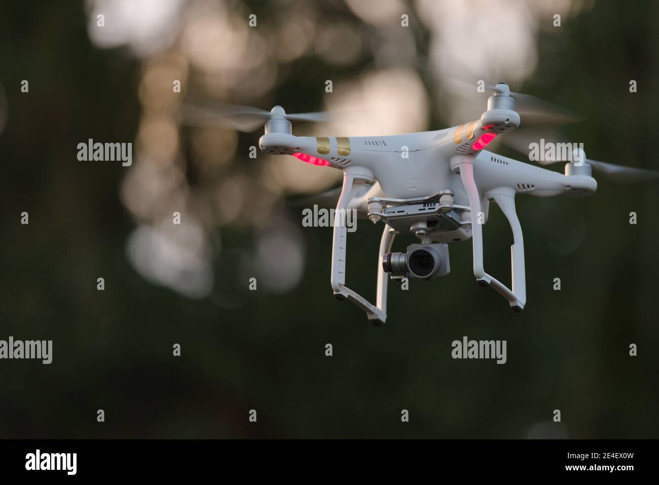 10 - Drohne Quadcopter mit hochauflösender Digitalkamera. Professionelle UAV mit WiFi-Kameralink und Funksteuerungs-Schnittstelle. Stockfoto