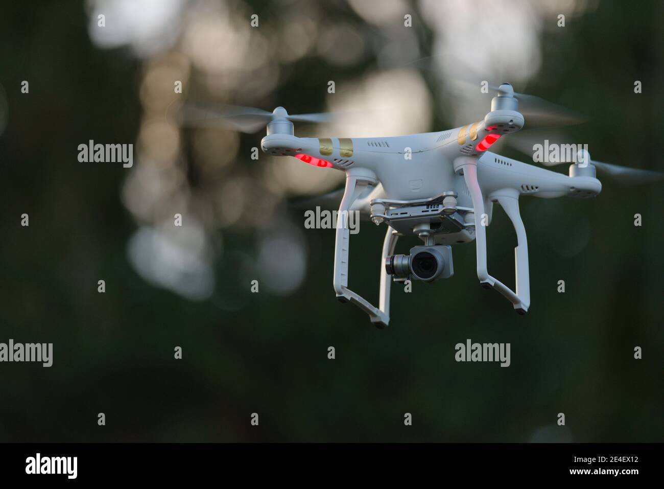 11 - Drohne Quad-Copter mit stabilisierter Kamera für die Fotografie verwendet. Professionelle Anwendungen in der industriellen Inspektion und Überwachung auch. Stockfoto