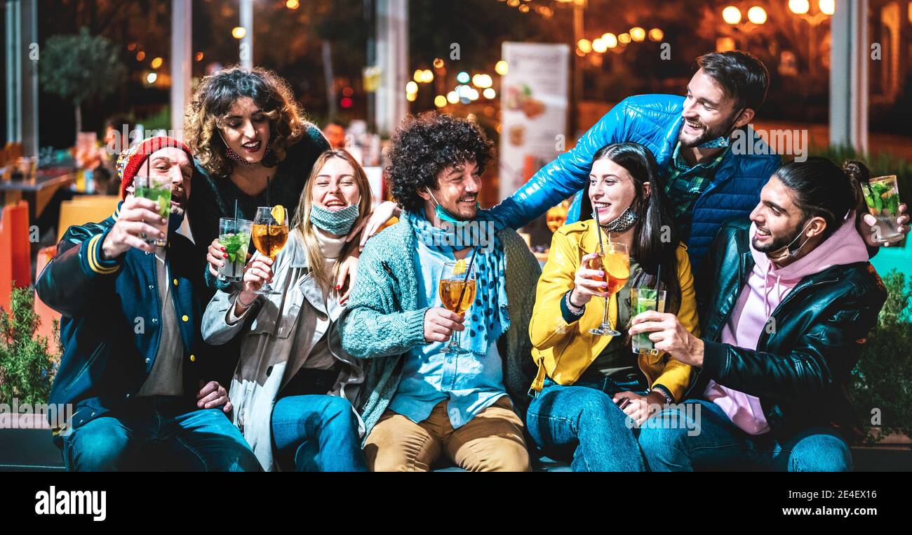 Leute, die Spritz und Mojito an der Cocktailbar trinken, tragen sie offen Gesichtsmaske - Neue normale Freundschaft Konzept mit glücklichen Freunden Gemeinsam Spaß haben Stockfoto