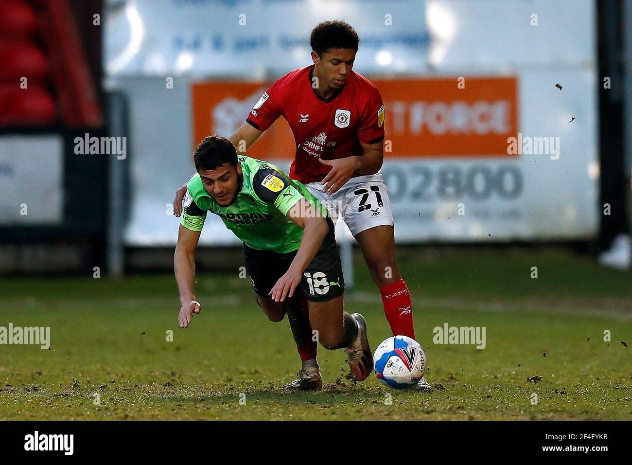 CREWE, ENGLAND. 23. JANUAR: Wimbledons Nesta Guiness-Walker stößt sich am Samstag, 23. Januar 2021, im Alexandra Stadium in Crewe am 23. Januar im Sky Bet League 1 Spiel zwischen Crewe Alexandra und AFC Wimbledon gegen Crewes Rio Adebisi. (Kredit: Chris Donnelly, MI News) Kredit: MI Nachrichten & Sport /Alamy Live Nachrichten Stockfoto