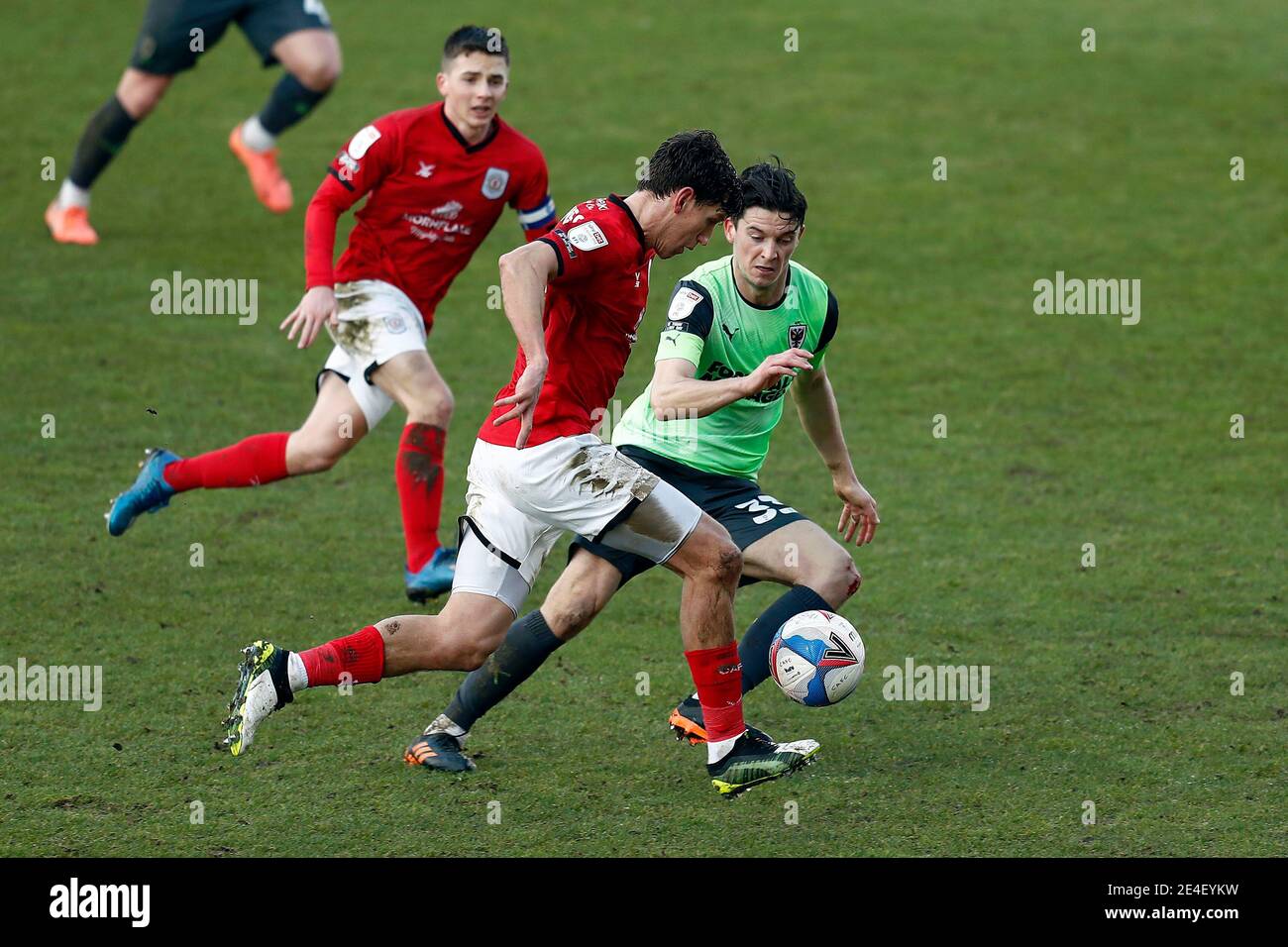 CREWE, ENGLAND. 23. JANUAR: Crewes Olly Lancashire Vorwürfe bestanden Wimbledons Callum Reilly während der Sky Bet League 1 Spiel zwischen Crewe Alexandra und AFC Wimbledon im Alexandra Stadium, Crewe am Samstag 23. Januar 2021. (Kredit: Chris Donnelly, MI News) Kredit: MI Nachrichten & Sport /Alamy Live Nachrichten Stockfoto