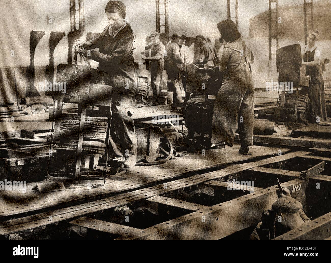 Eine Ansicht, die zeigt, dass viele britische Frauen im Zweiten Weltkrieg Männer Jobs in Werften übernommen haben (aus einem 1940er Magazin Bild). Anfangs wurden diese weiblichen Angestellten nur von ihren männlichen Kollegen geduldet, aber schnell respektiert, so sehr, dass viele nach Beendigung der Feindseligkeiten in ihren Jobs blieben. Stockfoto