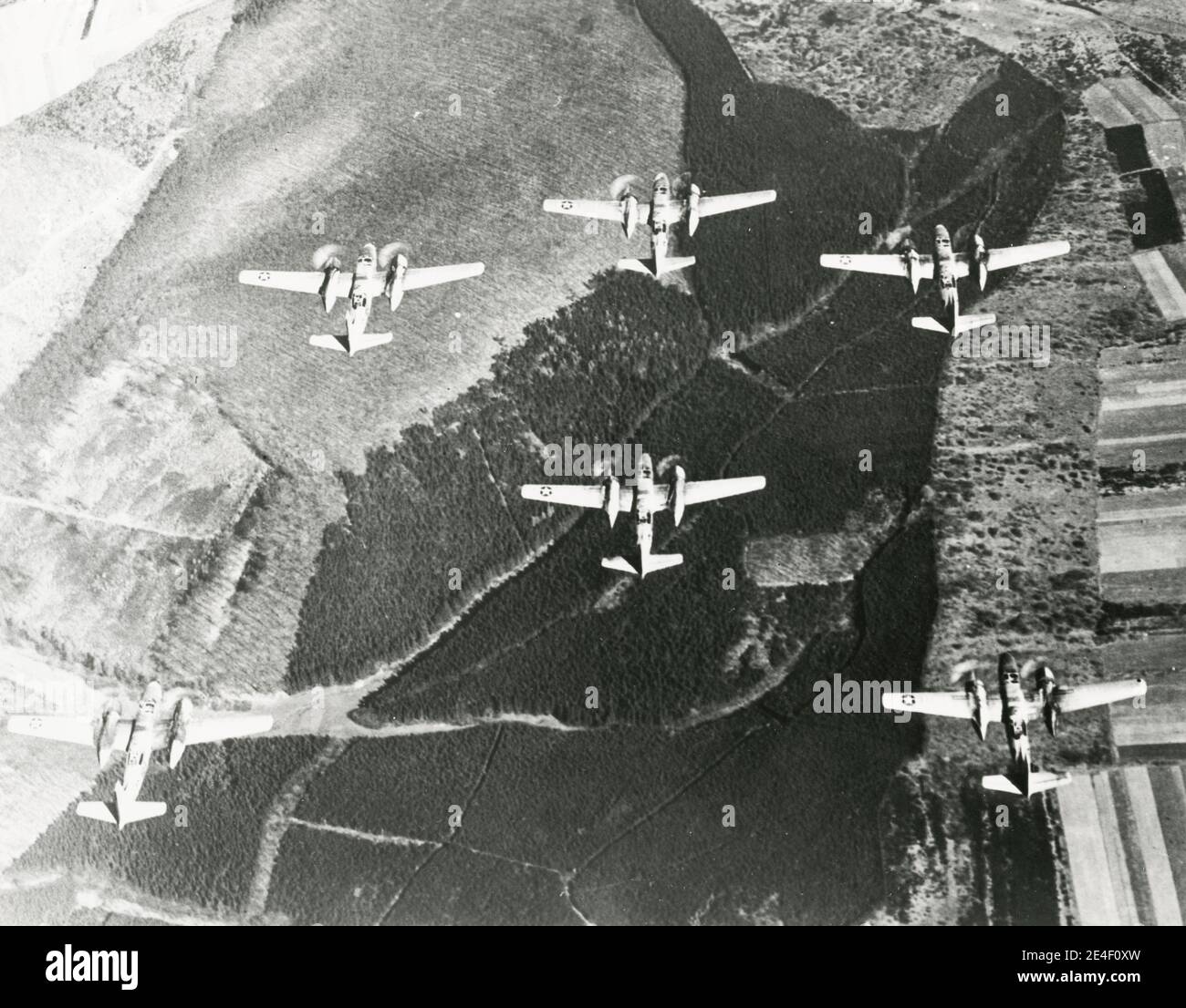 Vintage-Foto des Zweiten Weltkriegs - offizielles US-MilitärFoto: b-24 Liberator-Bomber auf dem Weg zu Splitterbomben auf dem Flugplatz Neuberg Österreich zu werfen. 1945. Stockfoto