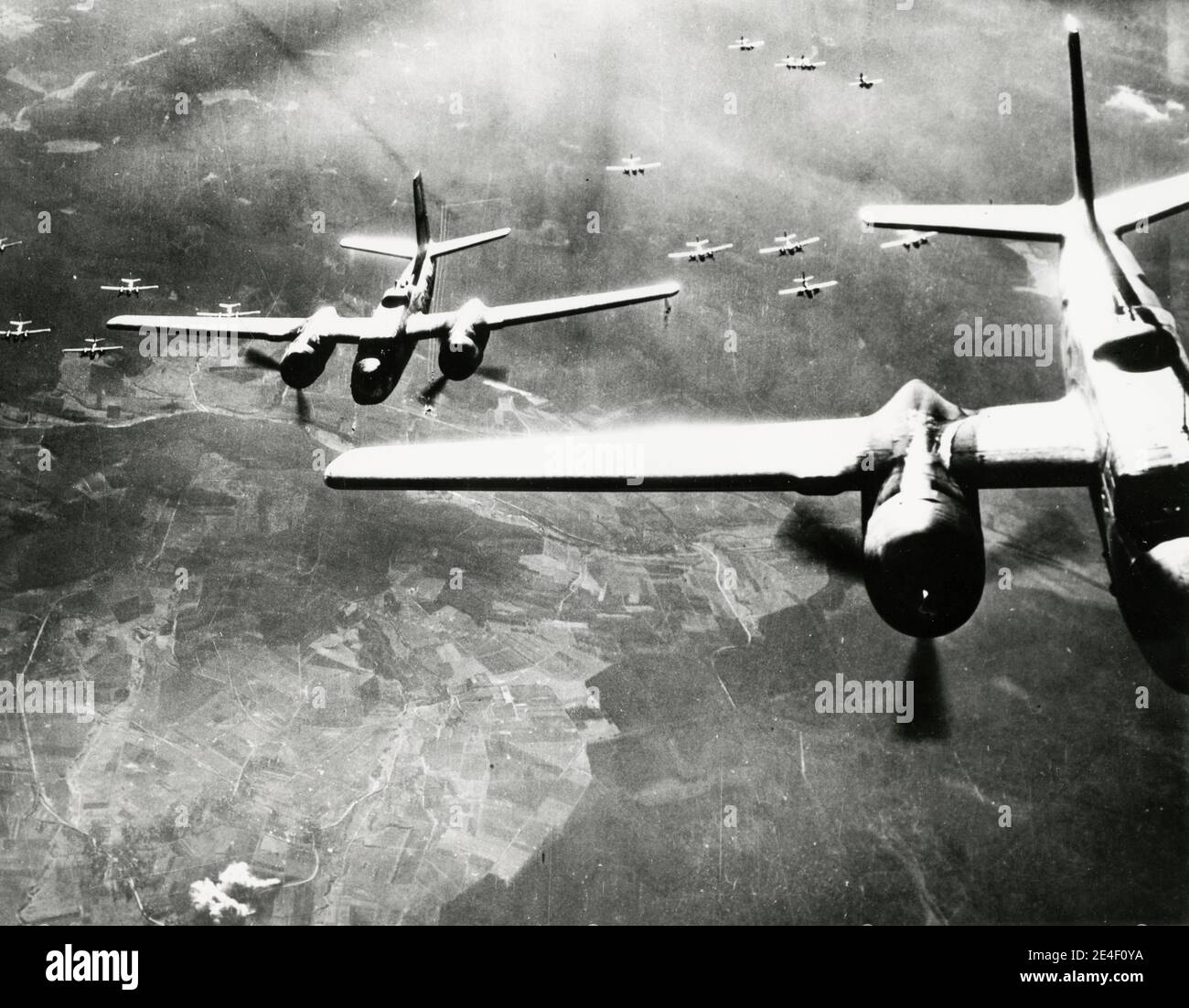 Vintage World war II Photo - offizielles US-Militärfoto: Douglas A-26 Invaderbomber, die ihre Munition auf einer Munitionsdeponie in der Nähe von Bonn abwerfen. Stockfoto
