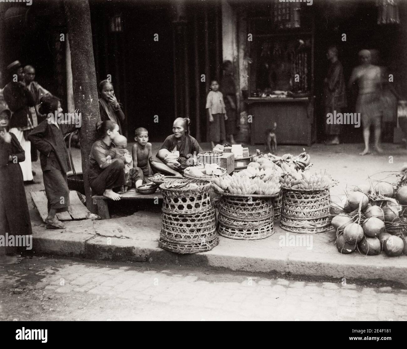 Vintage 19. Jahrhundert Foto: Marktszene, Stallholders Verkauf von Lebensmitteln, Frauen und Kinder, Französisch Indochina, Vietnam. Stockfoto