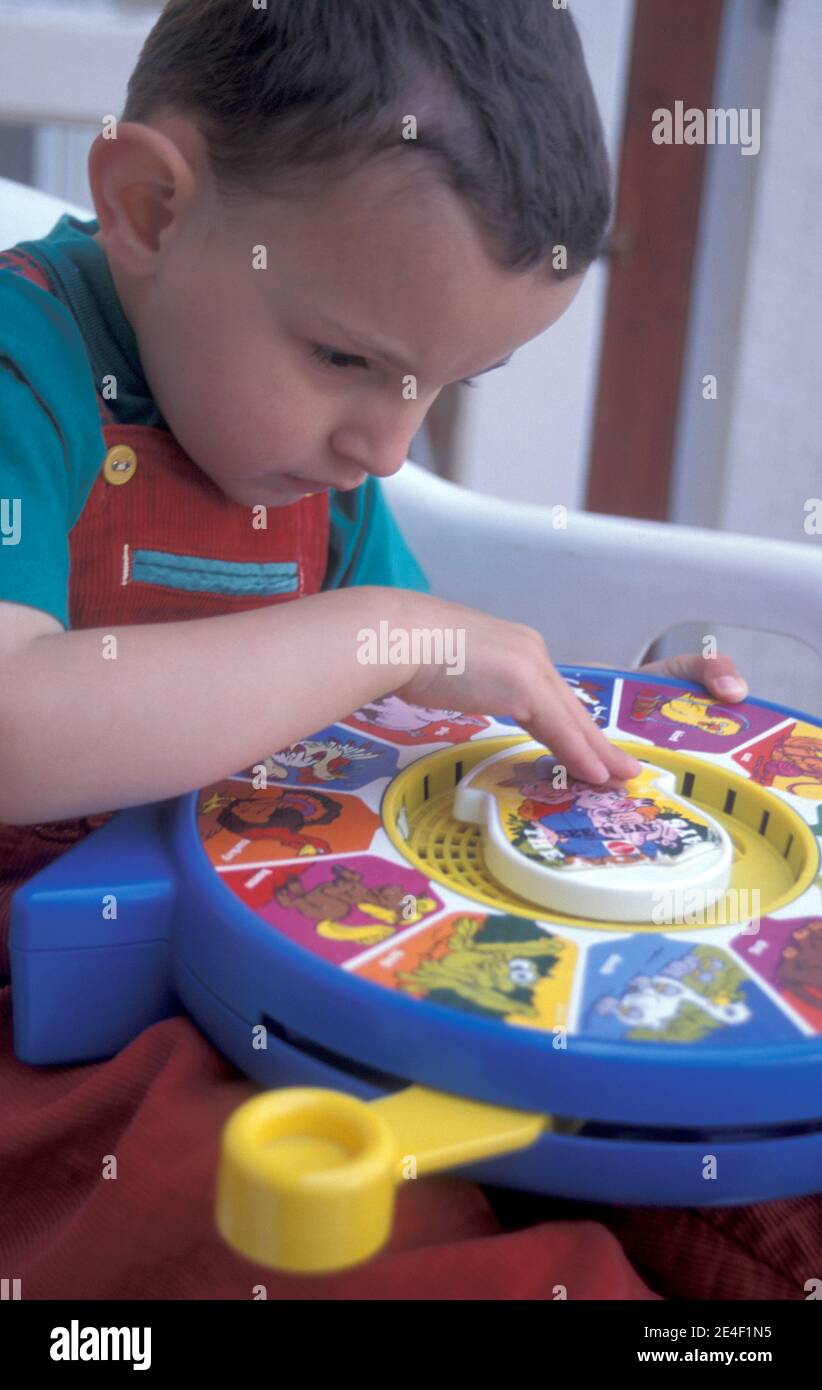 Blinder Junge, der mit Sinnesspielzeug spielt Stockfoto