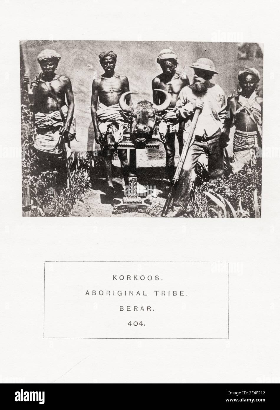 Vintage 19. Jahrhundert Foto: Die Menschen in Indien: Eine Reihe von fotografischen Illustrationen, mit Beschreibenden Briefedruck, der Rassen und Stämme von Hindustan - veröffentlicht in den 1860er Jahren im Auftrag des Vizekönigs, Lord Canning - Korkoos, Stamm der Aborigines, Berar. Fotografiert mit dem europäischen Großwildjäger und seinen Trophäen. Stockfoto