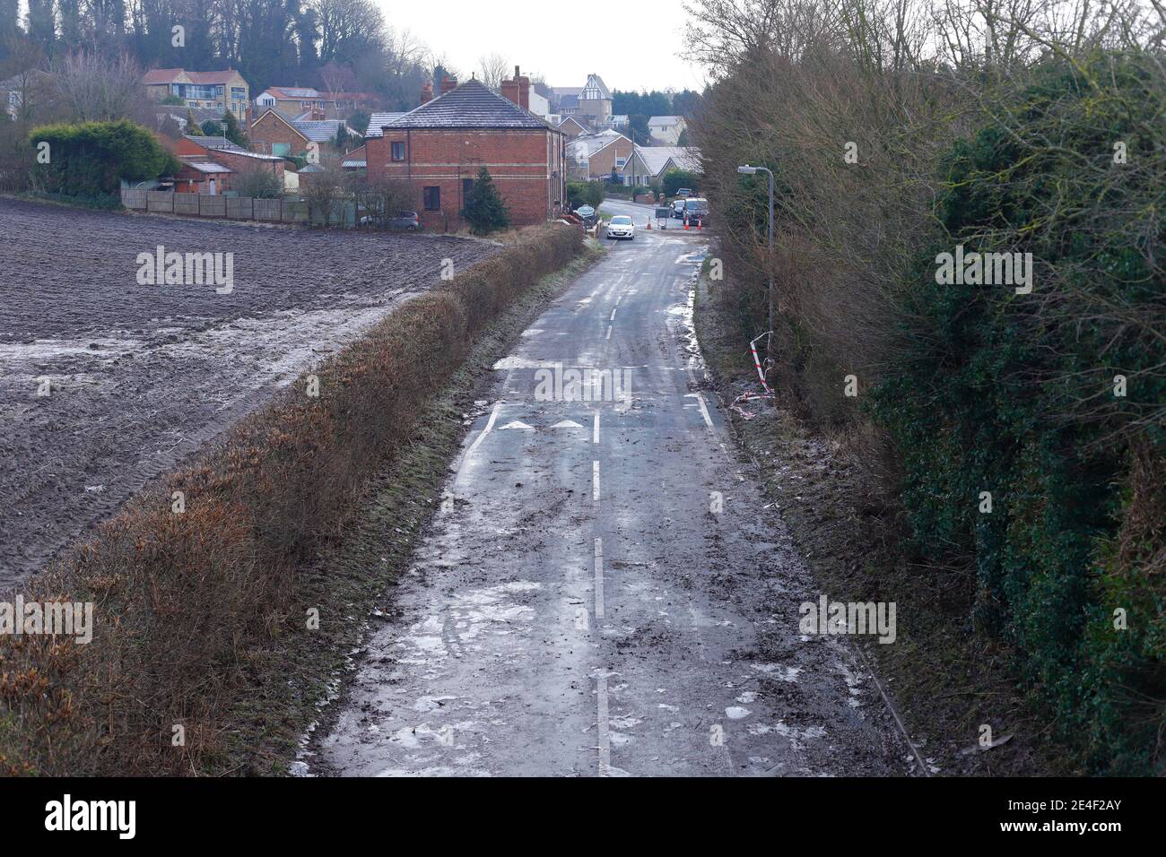 Schlamm auf der Straße nach der Überschwemmung auf der Newton Lane in Fairburn, North Yorkshire, nachdem Sturm Christoph in vielen Teilen Großbritanniens heftigen Regen gebracht hatte Stockfoto