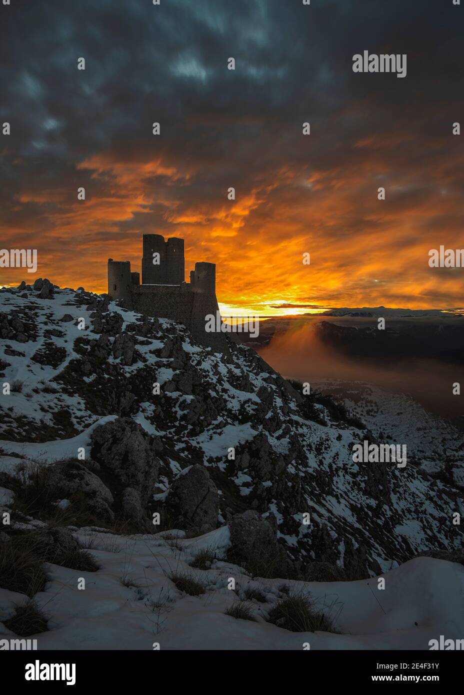 Burg von Rocca Calascio Fiery Dawn - Italien - Abruzzen Stockfoto