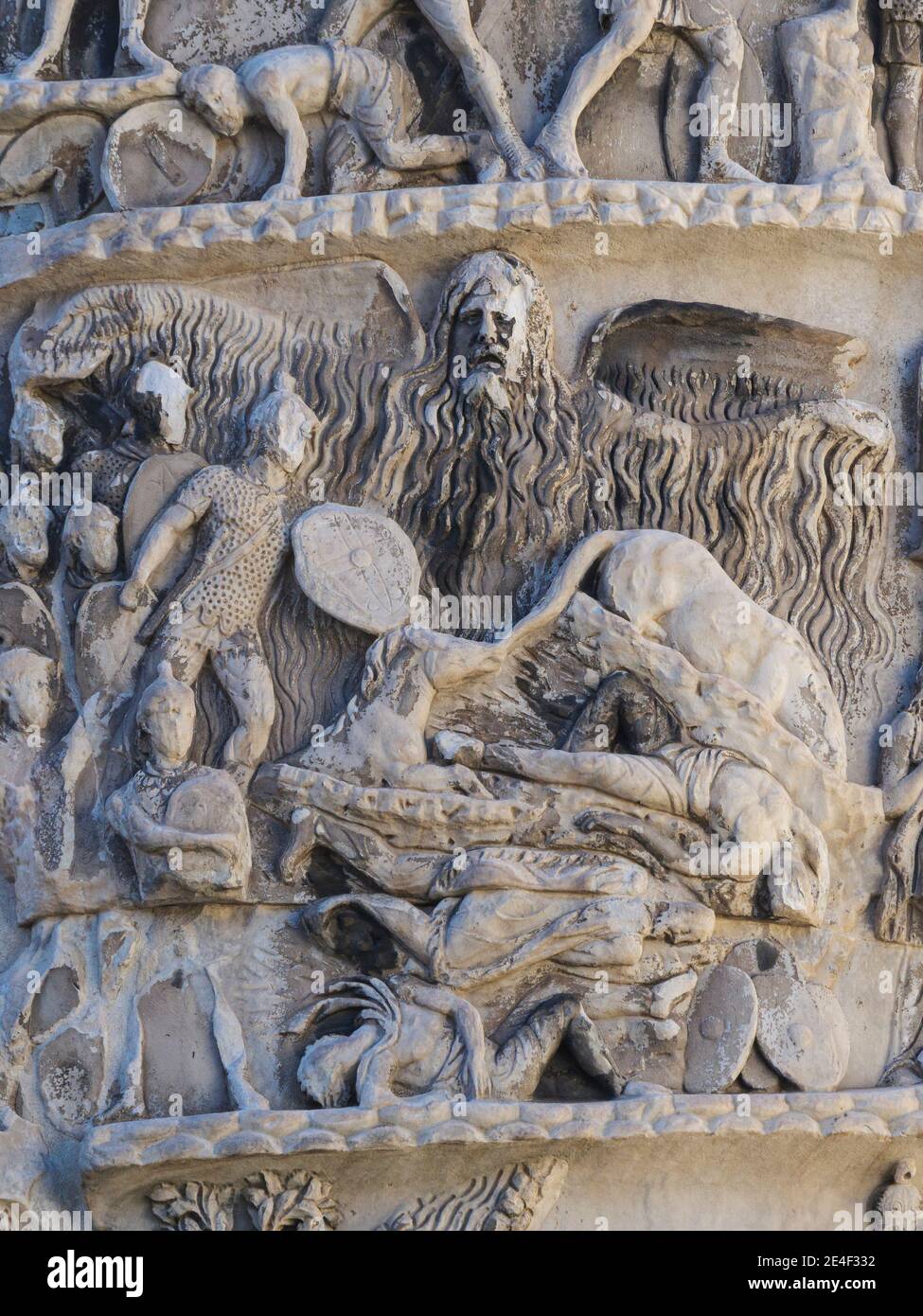 Rom. Italien. Säule des Marcus Aurelius (193 n. Chr.), auf der Piazza Colonna. Detail einer Reliefszene, die das "Regenwunder im Gebiet des Quadi darstellt Stockfoto