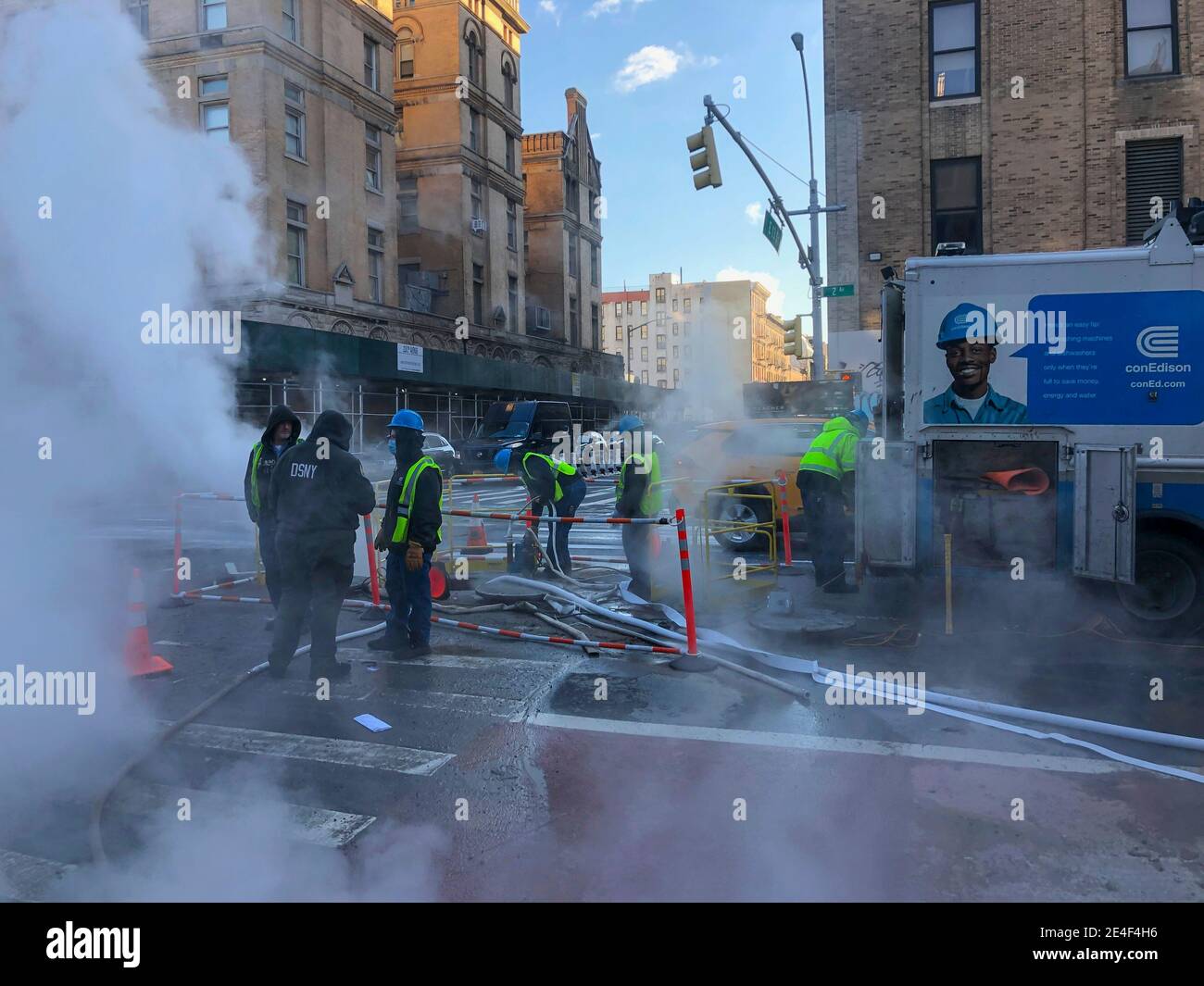 An der zweiten Avenue 2020 arbeitet das Wartungsteam von con Edison. Stockfoto