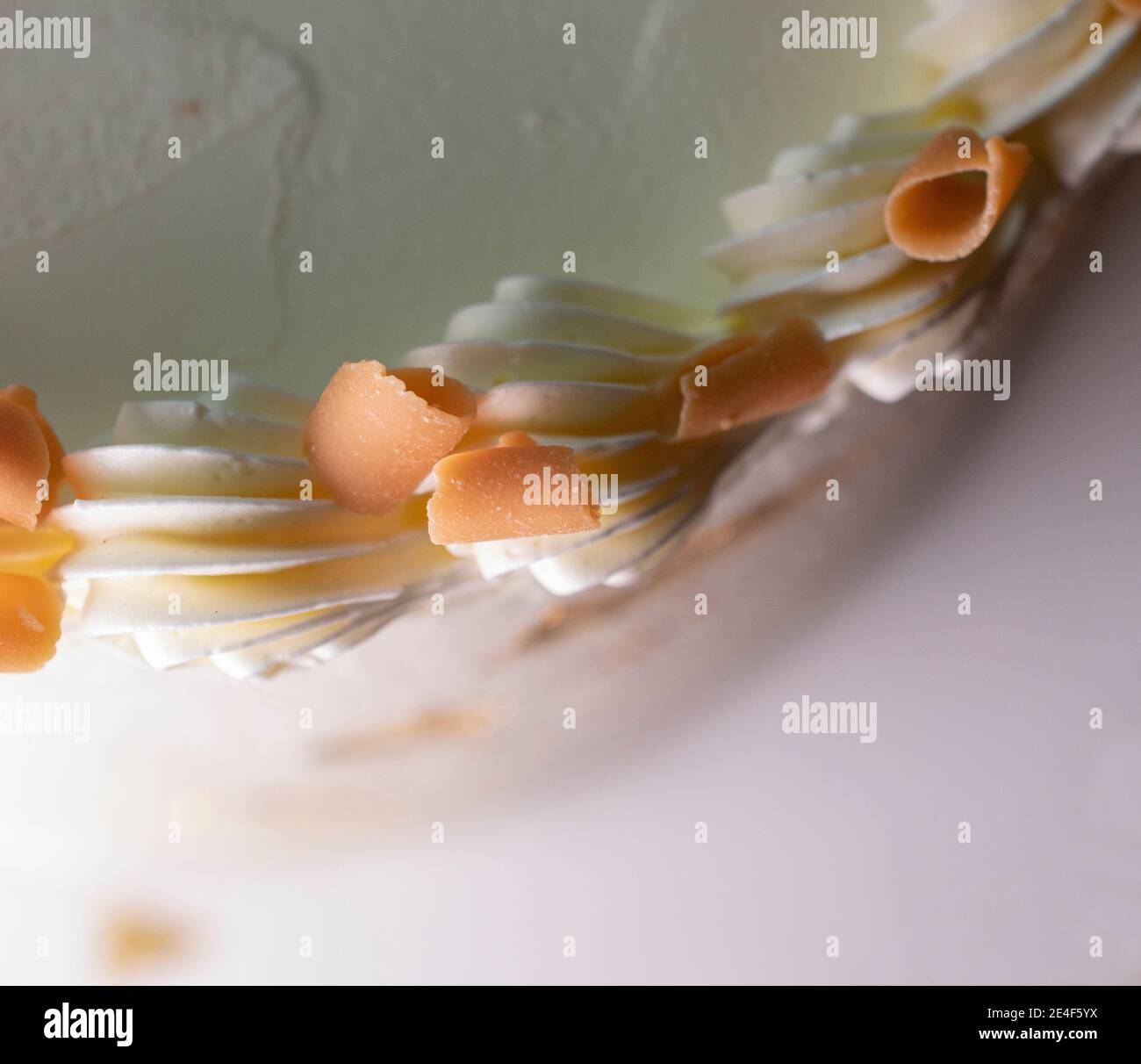 Cremig weißen Zuckerkuchen mit Karamellspäne verziert Stockfoto