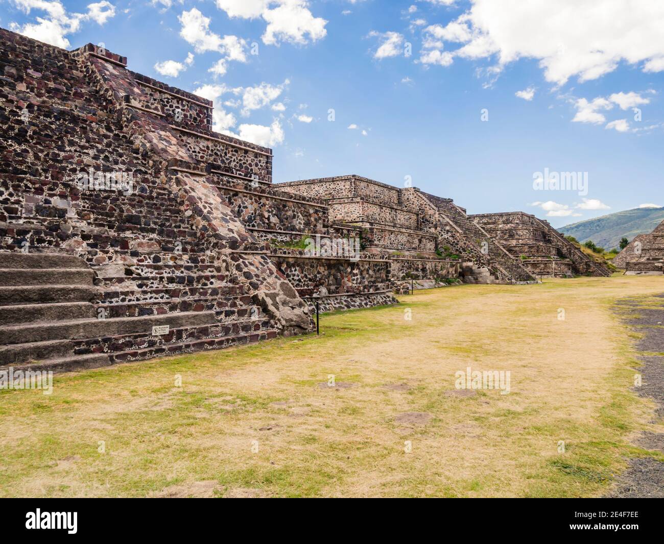 Plattformen entlang der Avenue of the Dead, die den architektonischen Stil des Talud-tablero zeigen, archäologische Stätte Teotihuacan, Mexiko Stockfoto