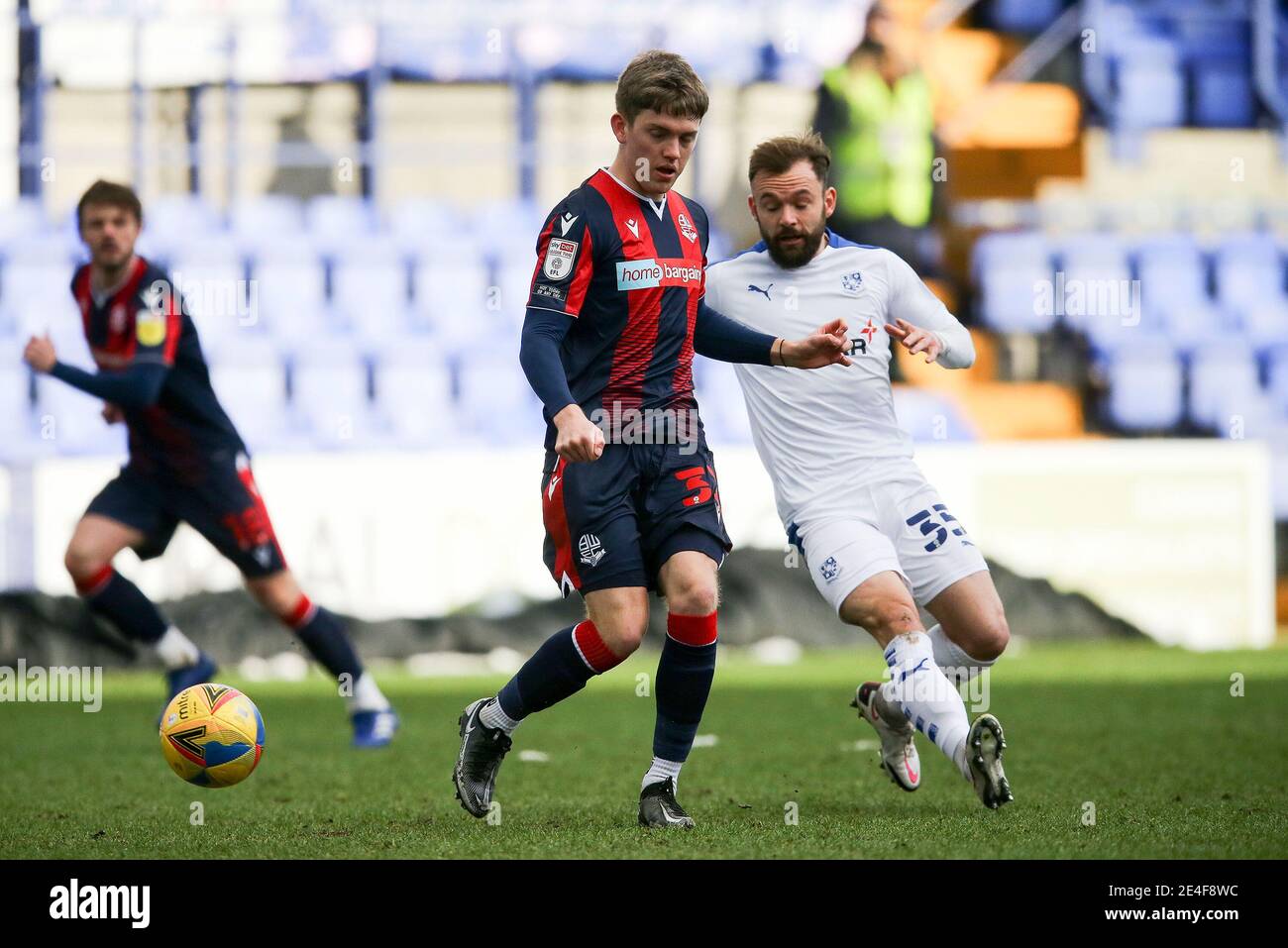 Birkenhead, Großbritannien. Januar 2021. Ben Jackson von Bolton Wanderers (l) übergibt den Ball zurück, während er unter Druck von Danny Lloyd von Tranmere Rovers steht. EFL Skybet Football League Two Match, Tranmere Rovers gegen Bolton Wanderers im Prenton Park, Birkenhead, Wirral am Samstag, 23. Januar 2021. Dieses Bild darf nur für redaktionelle Zwecke verwendet werden. Nur redaktionelle Verwendung, Lizenz für kommerzielle Nutzung erforderlich. Keine Verwendung in Wetten, Spiele oder ein einzelner Club / Liga / Spieler Publikationen.pic von Chris Stading / Andrew Orchard Sport Fotografie / Alamy Live News Kredit: Andrew Orchard Sport Fotografie / Alamy Live News Stockfoto