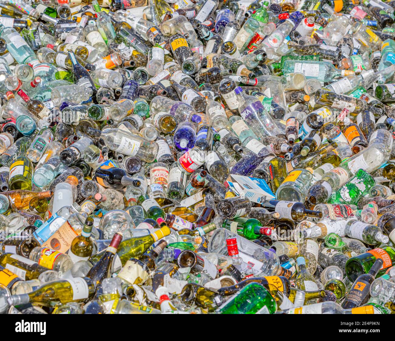 Alle Arten von Glas in einem Stapel zum Recycling Stockfoto