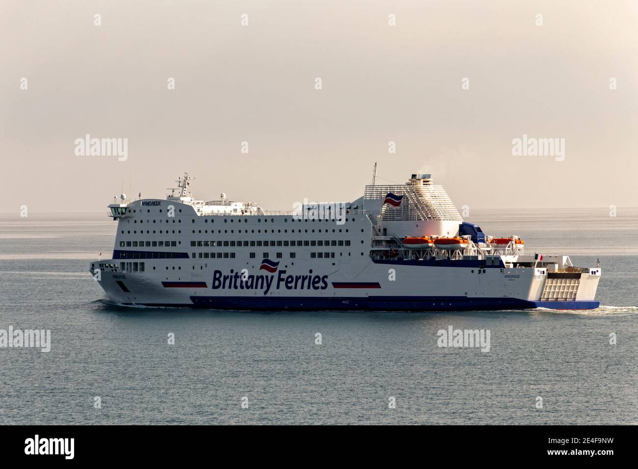 Roscoff, Frankreich. Mai 2016. Die Armorique-Autofähre von Brittany Ferries verlässt den französischen Hafen von Roscoff. Stockfoto