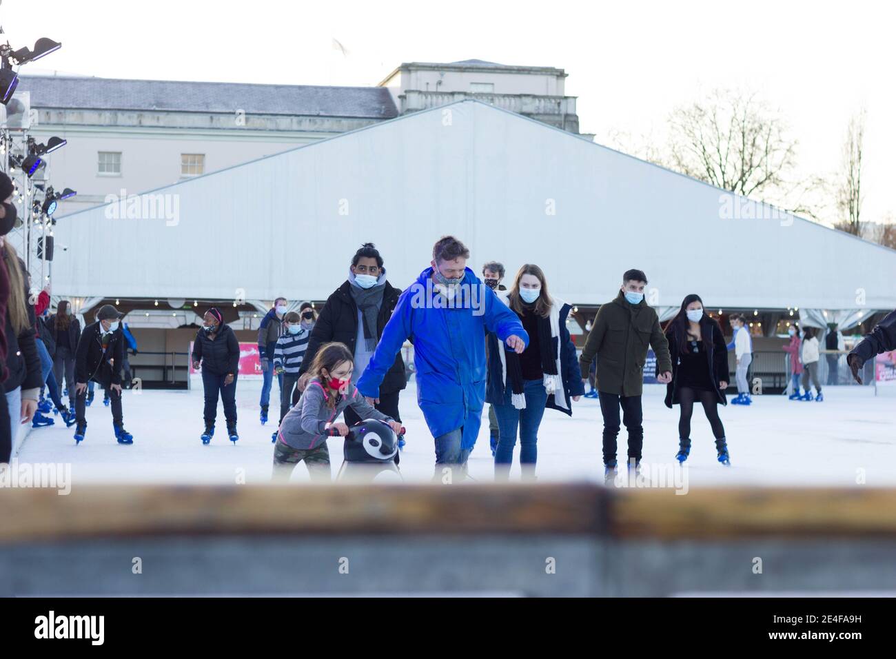 Ice Skater genossen einen lustigen Tag in Queen's House Eisbahn vor National Lockdown über Weihnachten 2020 in London Stockfoto