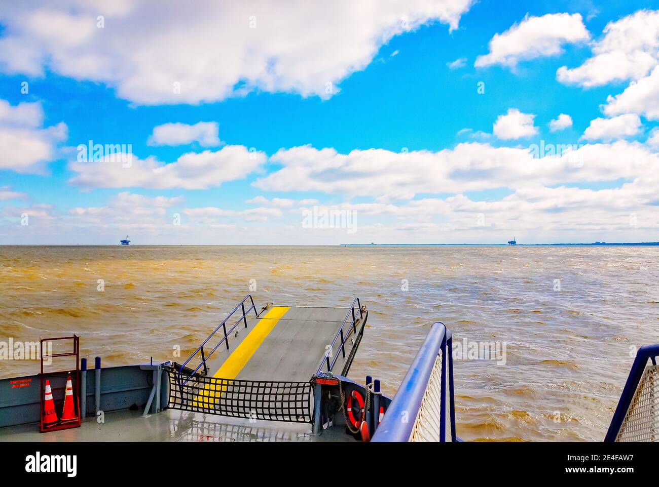 Das Deck und die Laderampe der Mobile Bay Ferry ist abgebildet, wenn sie am 6. März 2016 nach Gulf Shores in Dauphin Island, Alabama reist. Stockfoto