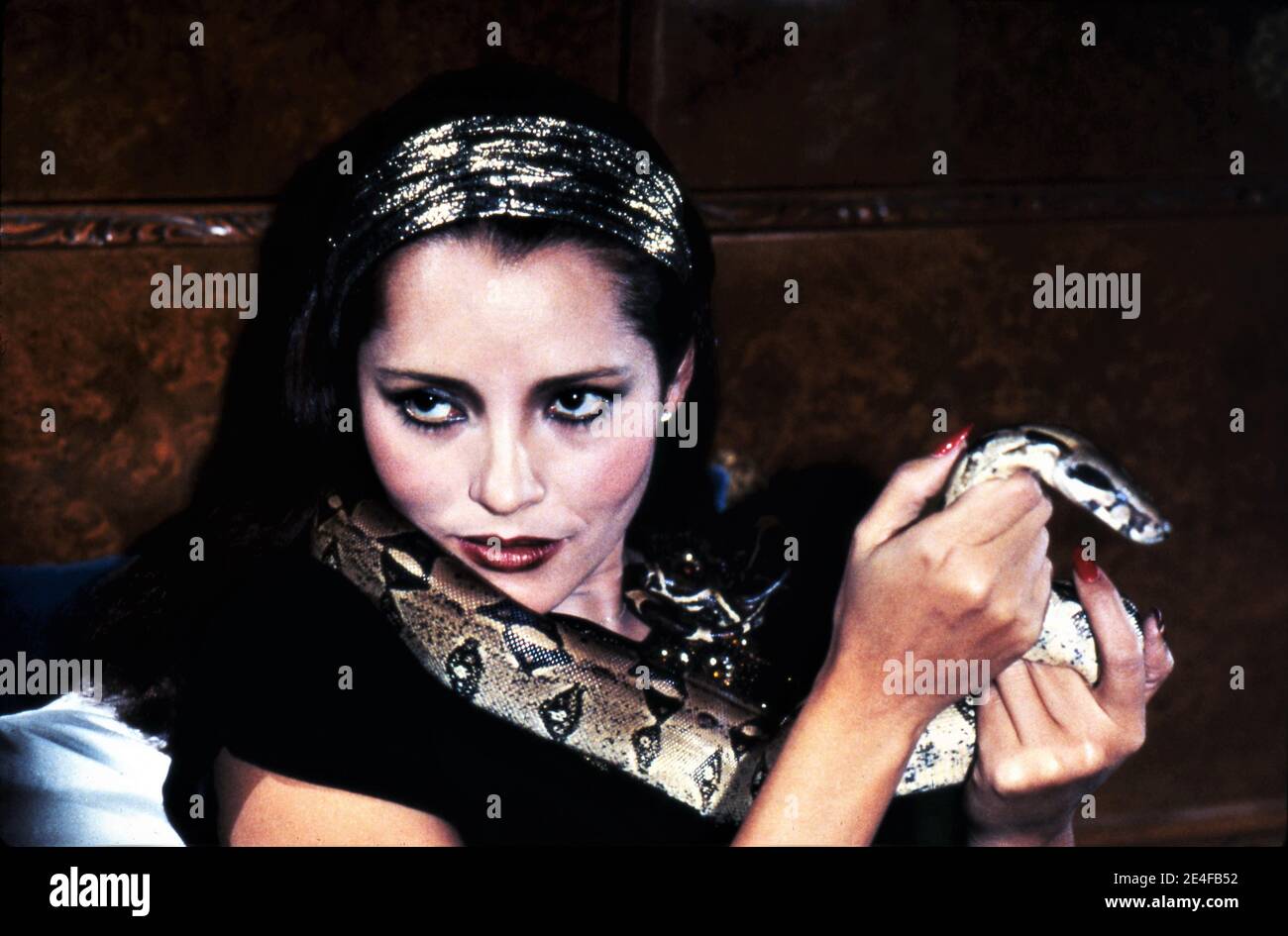 BARBARA CARRERA und Snake in NEVER SAY NEVER AGAIN 1983 Regisseur IRVIN KERSHNER Executive Producer Kevin McClory UK / USA / West Germany Talia Film II Productions / Woodcote / Producers Sales Organization (PSO) / Warner Bros. Stockfoto