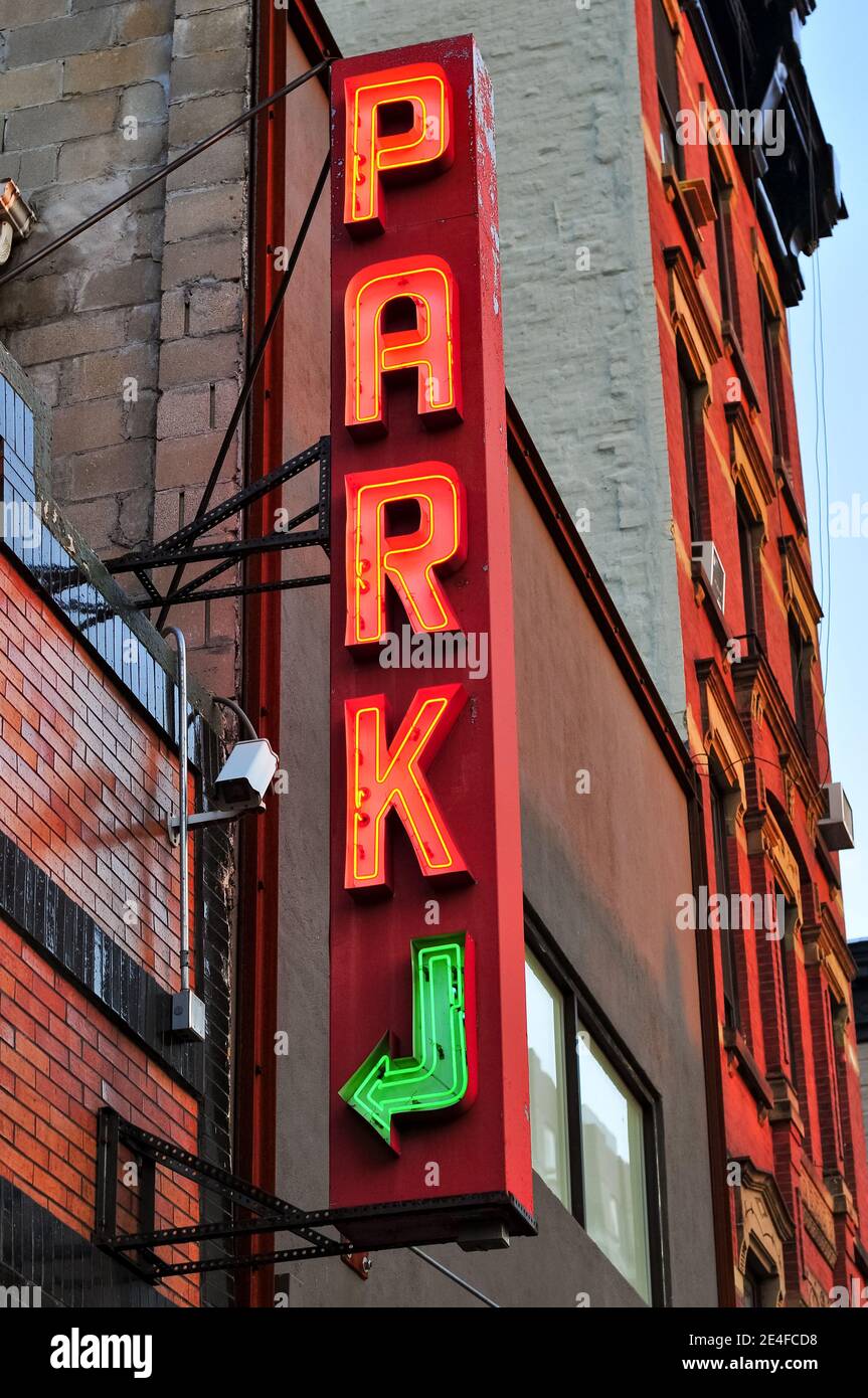 Vintage Neon Parkschild am Eingang eines Parkplatzes Viel in New York City Stockfoto
