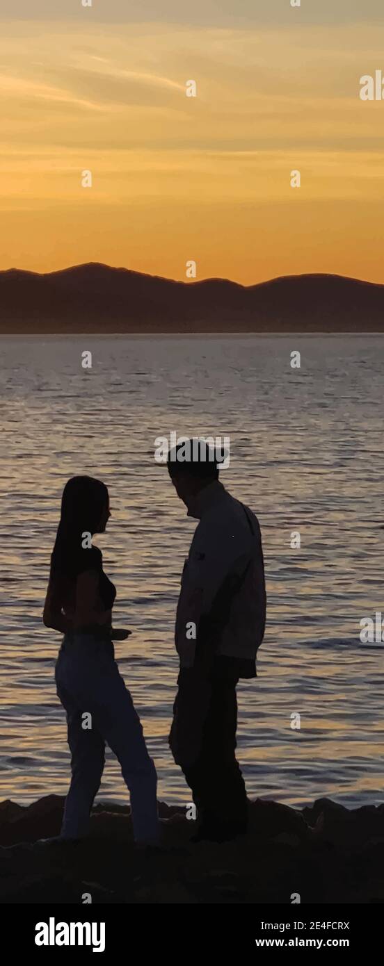 Silhouette von Frau und Mann, die bei Sonnenuntergang am Wasser stehen. Stock Vektor