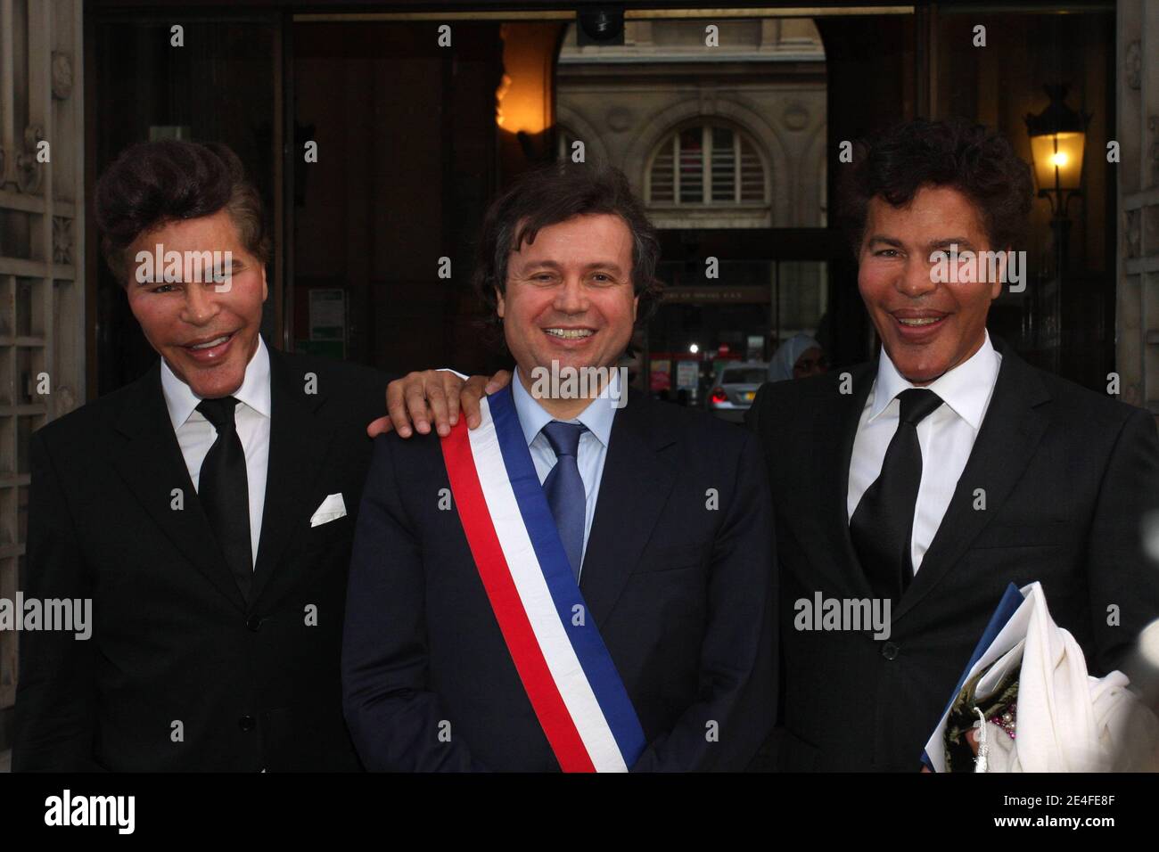 Igor und Grichka Bogdanov mit dem Pariser Bürgermeister Stephane Caplier aus dem Jahr 16 nehmen an der Hochzeit von Igor Bogdanov und Amelie de Bourbon de Parme Teil, die am 1. Oktober 2009 im Pariser Rathaus im 16. Bezirk in Paris gefeiert wurde. Foto von Benoit Pinguet/ABACAPRESS.COM Stockfoto