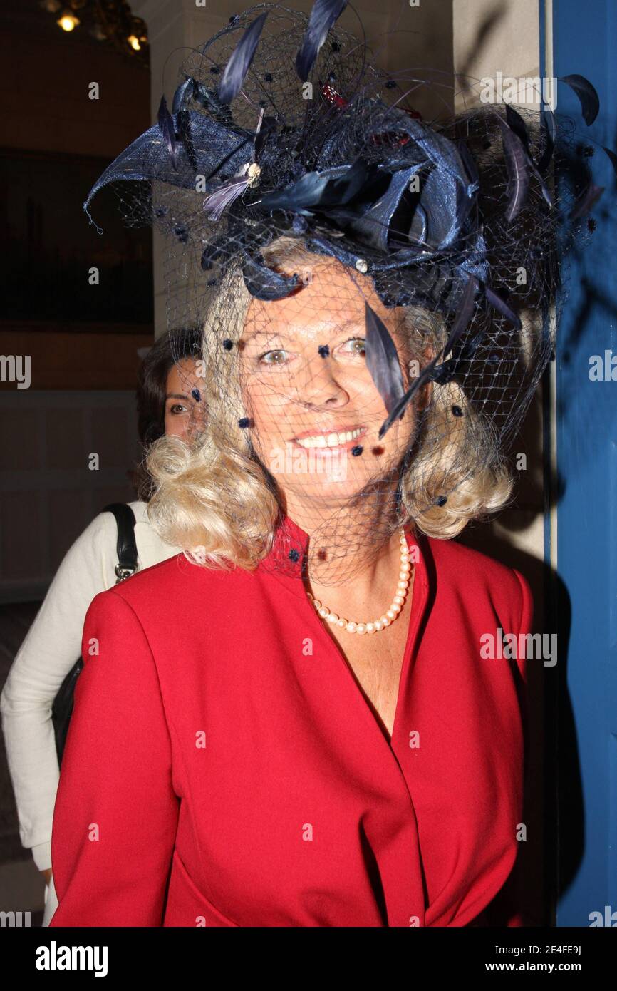 Die Mutter von Amelie de Bourbon de Parme nimmt am 1. Oktober 2009 an der Hochzeit von Igor Bogdanov und Amelie de Bourbon im Pariser Rathaus im 16. Bezirk in Paris Teil. Foto von Benoit Pinguet/ABACAPRESS.COM Stockfoto
