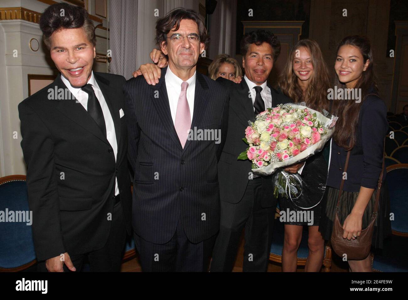 Igor Bogdanov und Amelie de Bourbon de Parme feiern ihre Hochzeit am 1. Oktober 2009 im Pariser Rathaus im 16. Bezirk in Paris mit Grishka Bogdanov und Luc Ferry. Foto von Benoit Pinguet/ABACAPRESS.COM Stockfoto