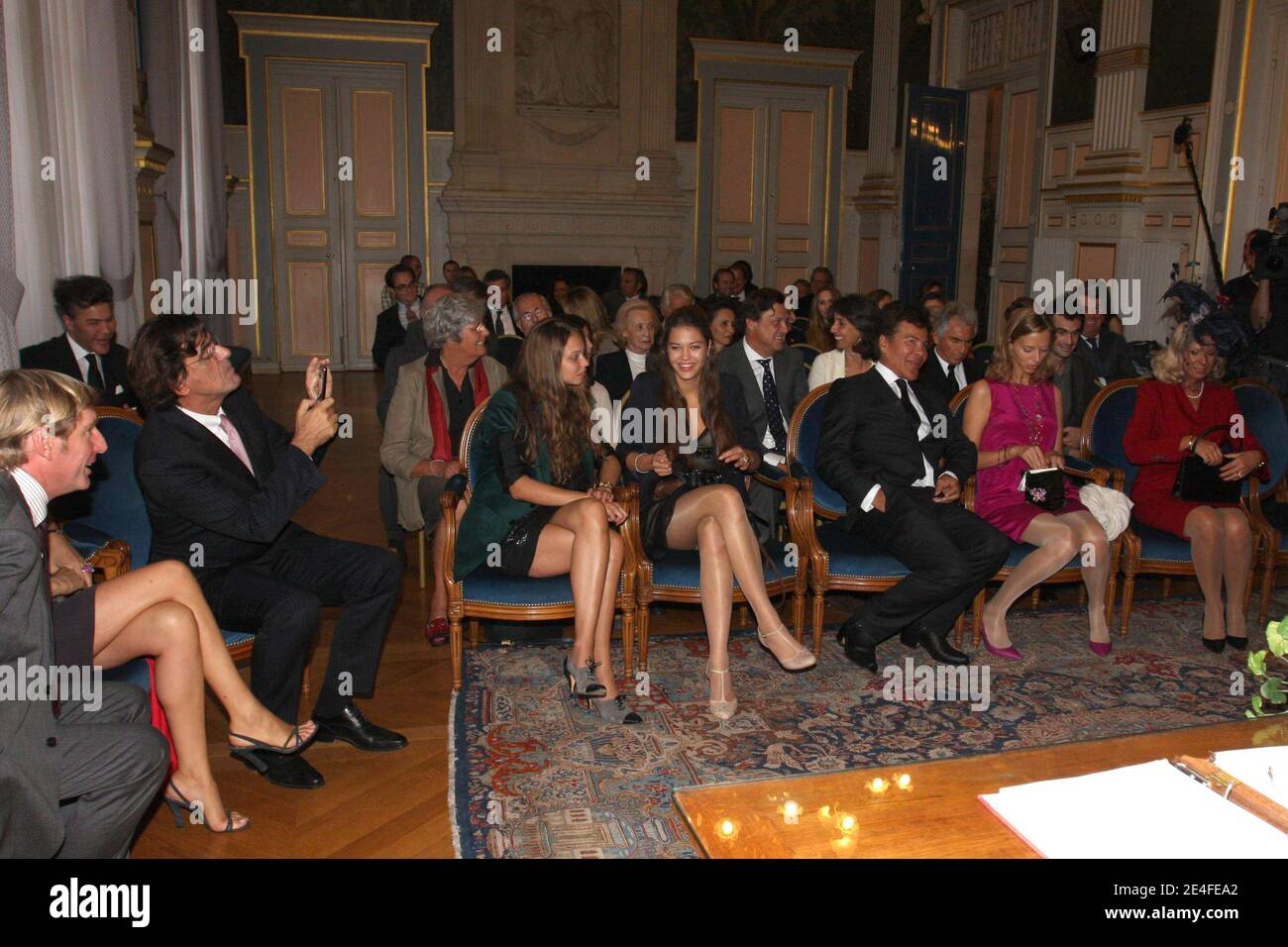 Igor Bogdanov und Amelie de Bourbon de Parme feiern ihre Hochzeit am 1. Oktober 2009 im Pariser Rathaus im 16. Bezirk in Paris. Foto von Benoit Pinguet/ABACAPRESS.COM Stockfoto
