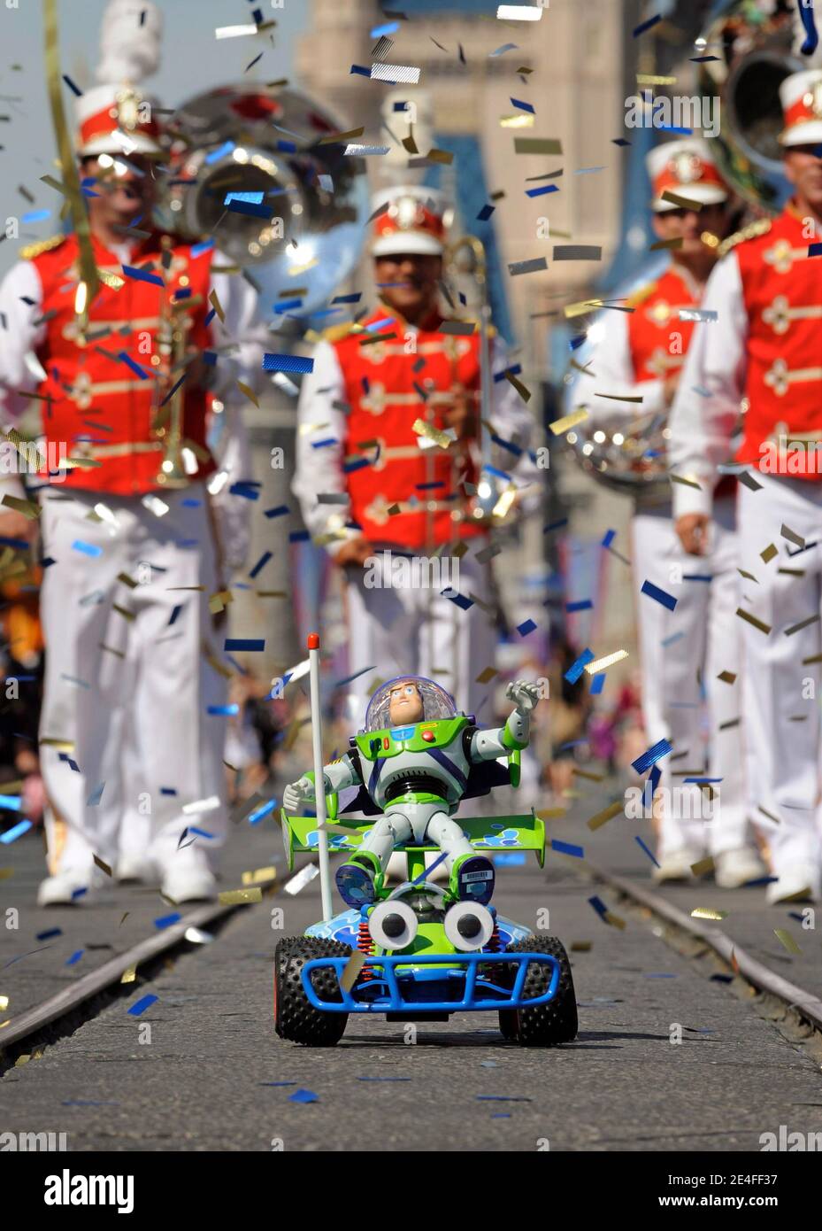 "Inmitten von Konfetti und Streamern empfängt ein 12 Zoll großes Buzz Lightyear-Spielzeug am 2. Oktober 2009 einen Helden im Magic Kingdom in Lake Buena Vista, FL, USA. Das Spielzeug, das 15 Monate an Bord der Internationalen Raumstation (ISS) verbrachte, fuhr auf einem winzigen ferngesteuerten Auto, als es die Main Street entlang fuhr, vor Tausenden von Gästen des Themenparks. Astronaut Buzz Aldrin und ISS Expedition 18 Astronaut Michael Fincke nahm an der Walt Disney World Parade Teil, die mit dem Weltraumranger Spielzeug "Toy Story" begann. Foto von Kent Phillips/Disney via ABACAPRESS.COM ' Stockfoto