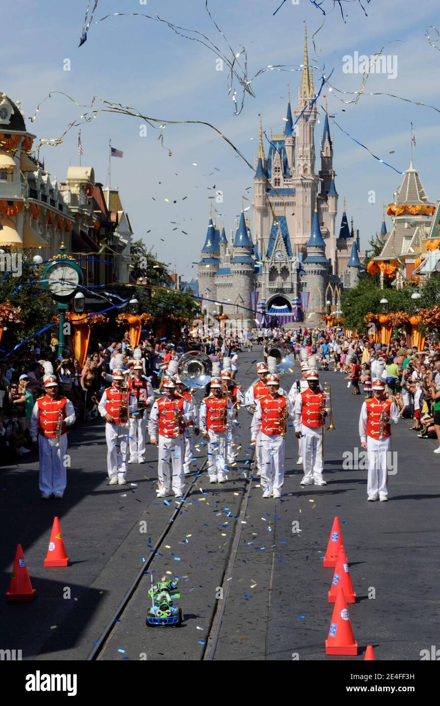 "Inmitten von Konfetti und Streamern empfängt ein 12 Zoll großes Buzz Lightyear-Spielzeug am 2. Oktober 2009 einen Helden im Magic Kingdom in Lake Buena Vista, FL, USA. Das Spielzeug, das 15 Monate an Bord der Internationalen Raumstation (ISS) verbrachte, fuhr auf einem winzigen ferngesteuerten Auto, als es die Main Street entlang fuhr, vor Tausenden von Gästen des Themenparks. Astronaut Buzz Aldrin und ISS Expedition 18 Astronaut Michael Fincke nahm an der Walt Disney World Parade Teil, die mit dem Weltraumranger Spielzeug "Toy Story" begann. Foto von David Roark/Disney via ABACAPRESS.COM ' Stockfoto
