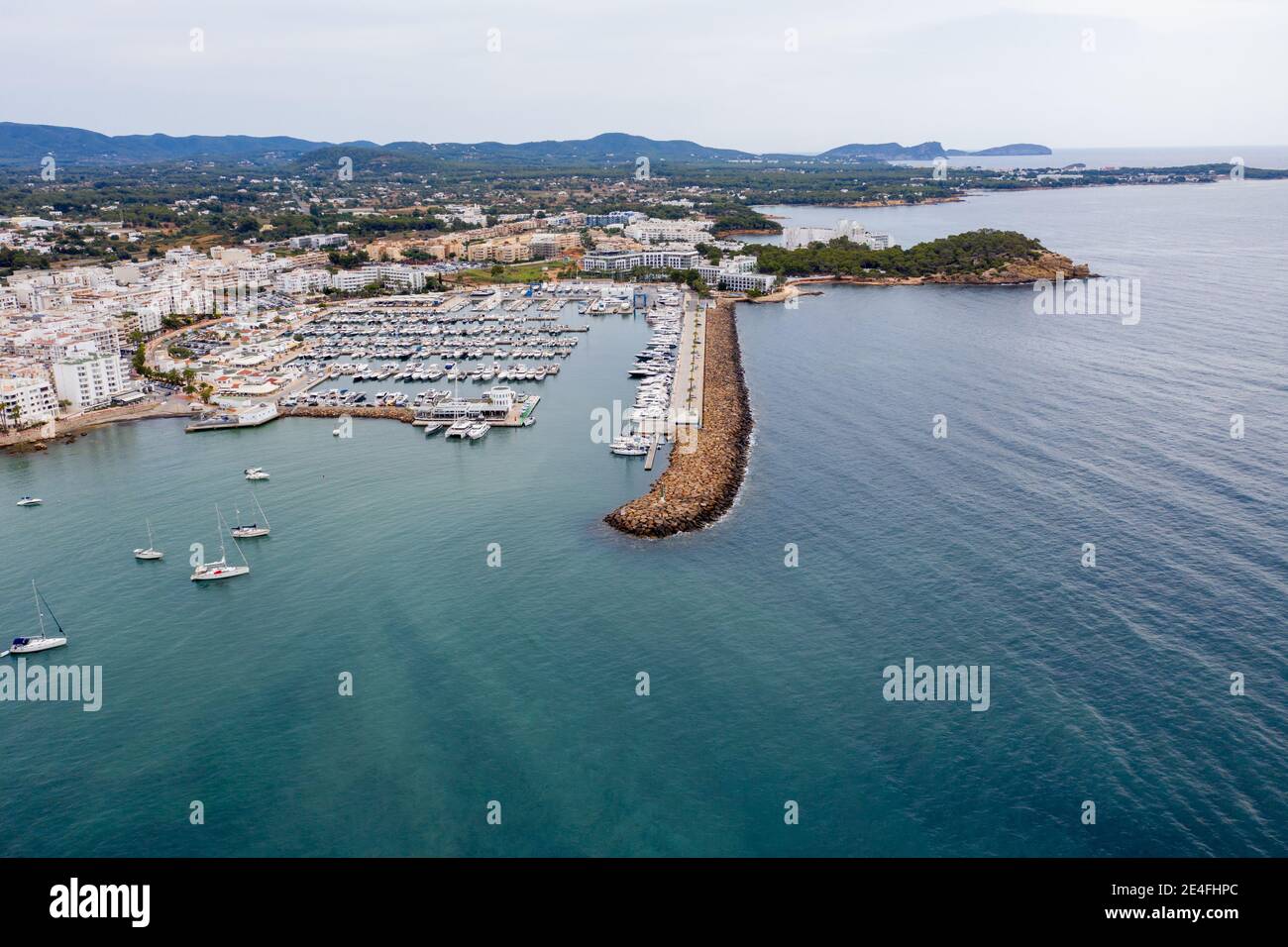 Luftbild der schönen Insel Ibiza, Spanien auf den Balearen mit dem Strand und Hafengebiet am mittelmeer in Santa EULA Stockfoto