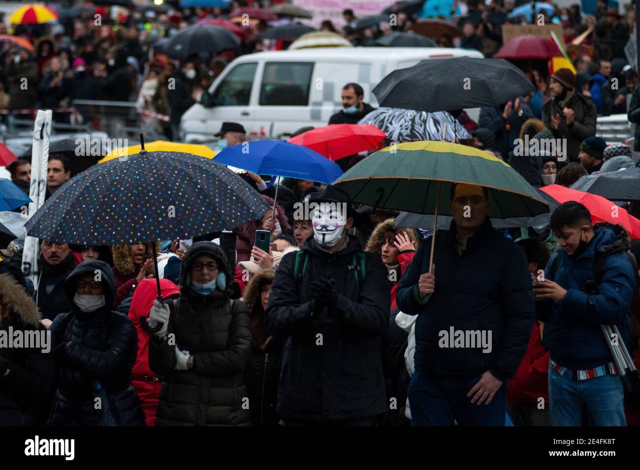 Madrid, Spanien. Januar 2021. Ein Mann mit einer Guy Fawkes Maske protestiert während einer Demonstration gegen die von der Regierung verhängten Beschränkungen zur Einhalt der Ausbreitung des Coronavirus (COVID-19). Coronavirus-Skeptiker gingen viele von ihnen auf die Straße, ohne die obligatorische Gesichtsmaske als Zeichen des Protests zu tragen. Quelle: Marcos del Mazo/Alamy Live News Stockfoto