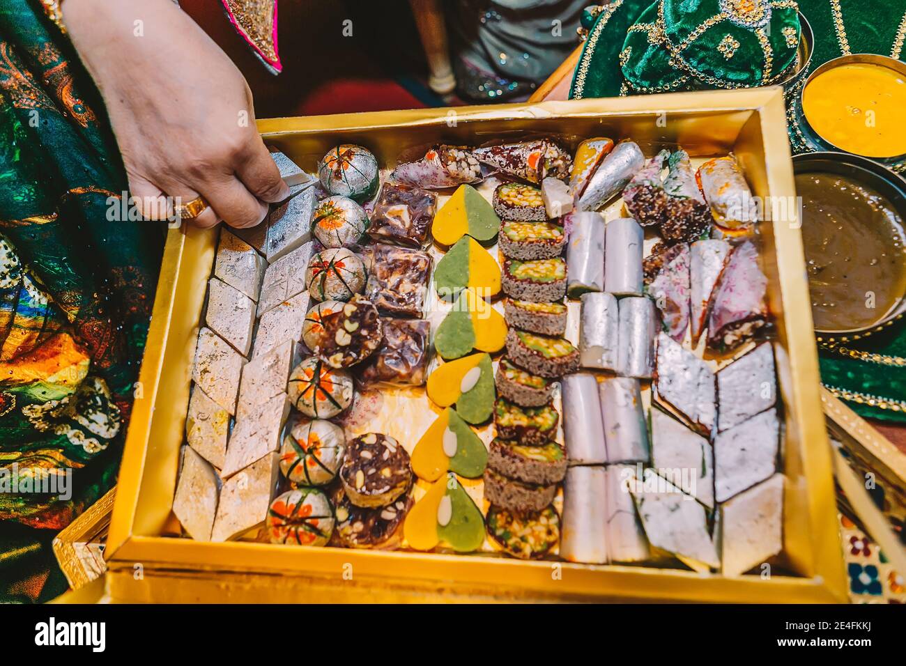 Draufsicht auf Luxus-Box mit leckeren indischen Süßigkeiten, Süßigkeiten mit Silber Sputtern bei sangeet mehndi Henna Party Stockfoto